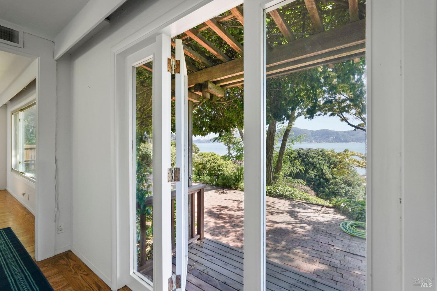 Detail Gallery Image 17 of 24 For 765 Tiburon Blvd, Tiburon,  CA 94920 - 3 Beds | 2/2 Baths