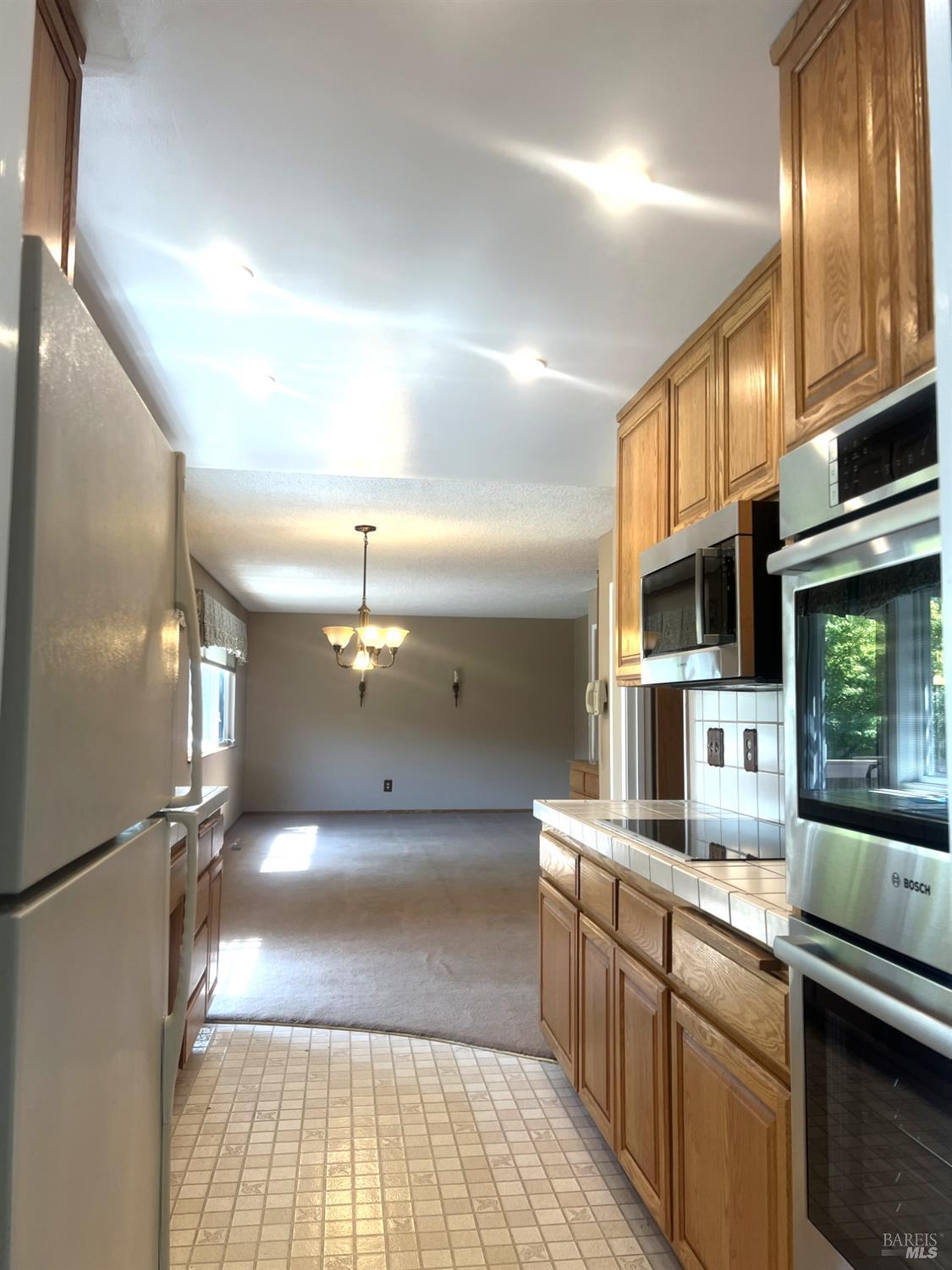 Detail Gallery Image 4 of 20 For 1688 Kearny Ct, Petaluma,  CA 94954 - 5 Beds | 2/1 Baths