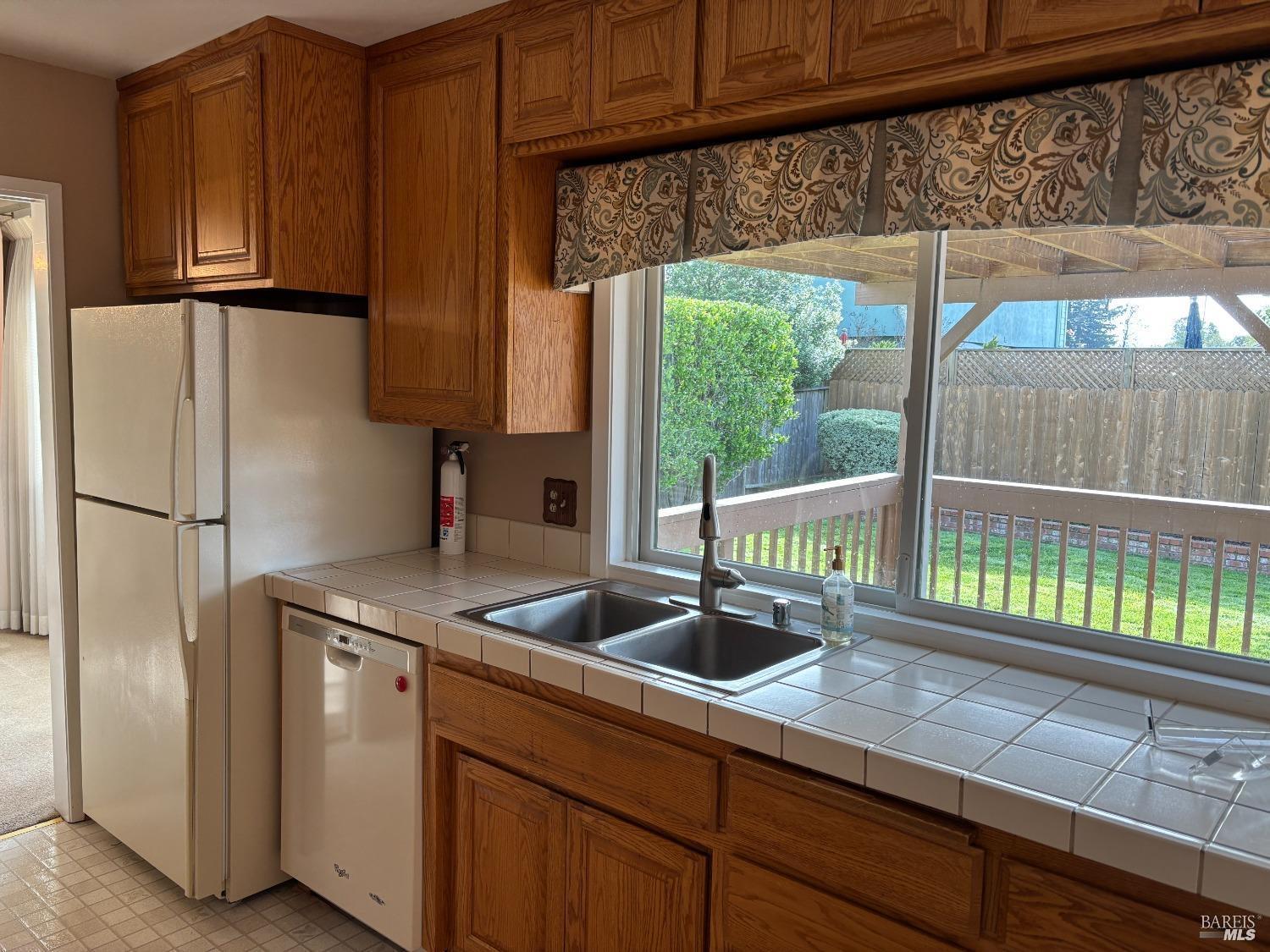 Detail Gallery Image 9 of 20 For 1688 Kearny Ct, Petaluma,  CA 94954 - 5 Beds | 2/1 Baths