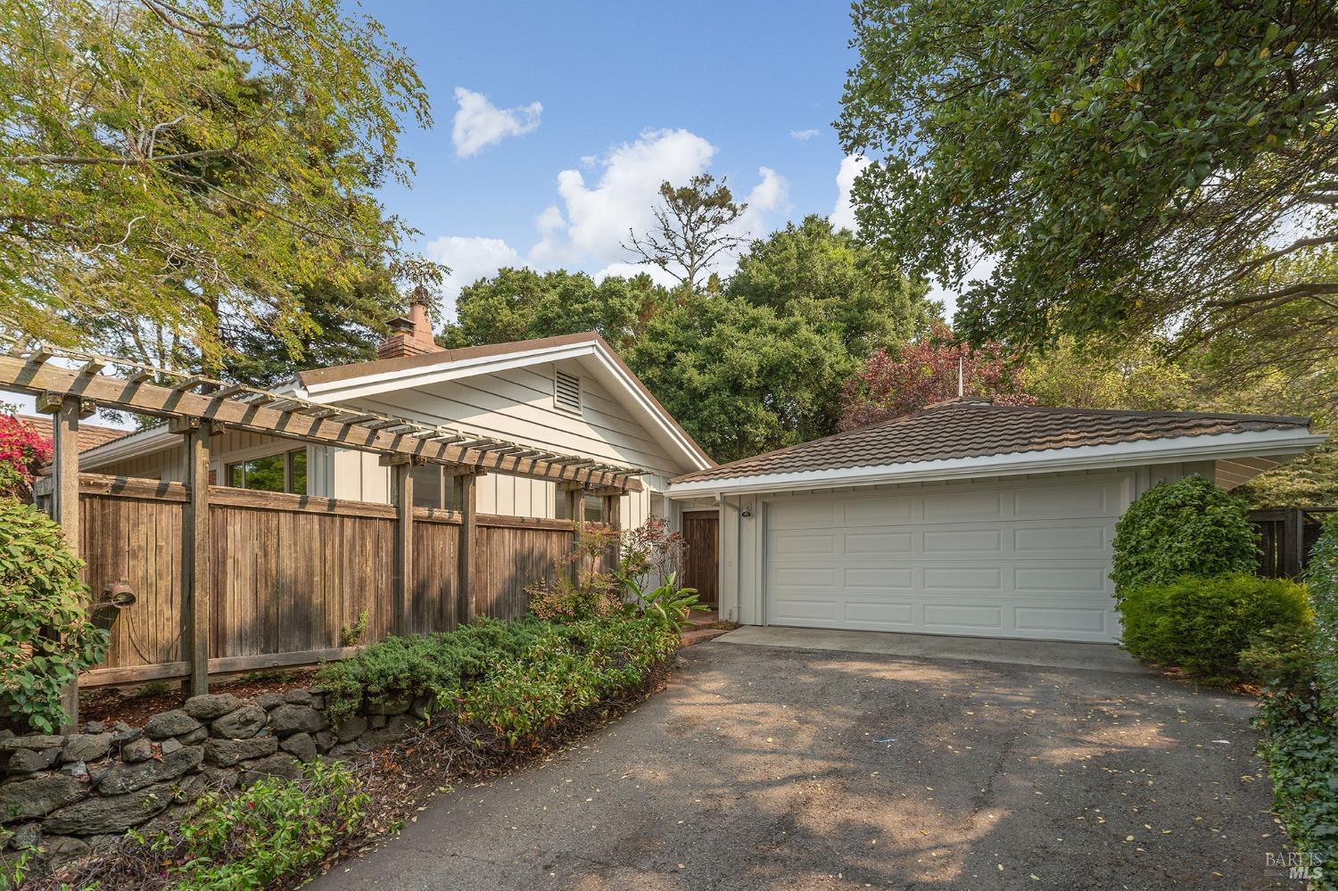 Detail Gallery Image 13 of 24 For 765 Tiburon Blvd, Tiburon,  CA 94920 - 3 Beds | 2/2 Baths
