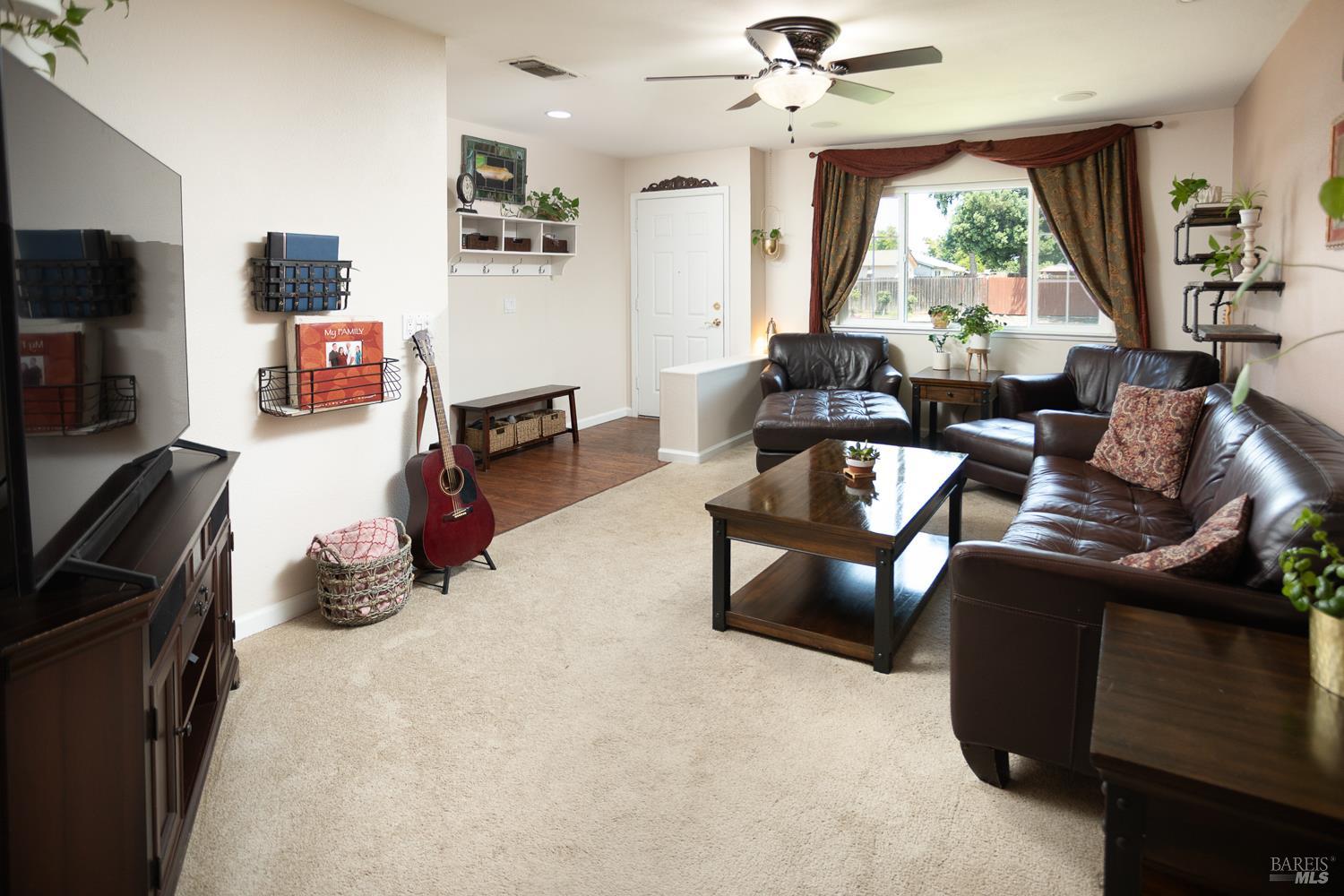 Detail Gallery Image 13 of 67 For 1025 Woodvale Dr, Dixon,  CA 95620 - 4 Beds | 2 Baths