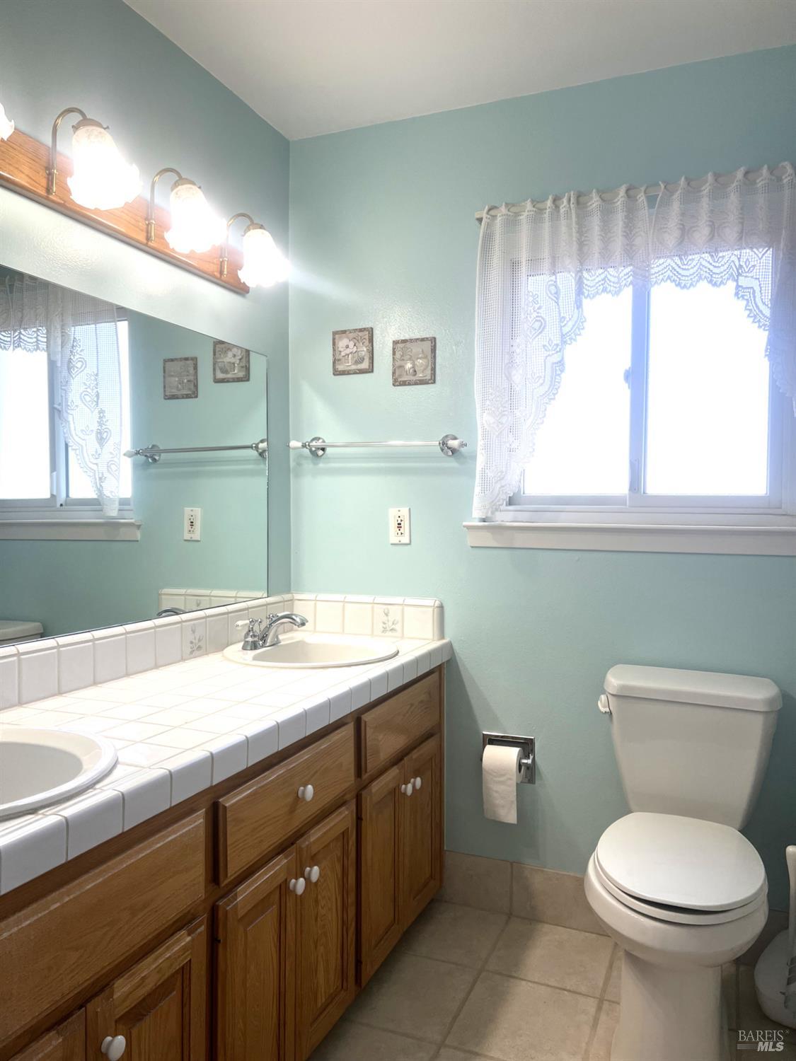 Detail Gallery Image 15 of 20 For 1688 Kearny Ct, Petaluma,  CA 94954 - 5 Beds | 2/1 Baths