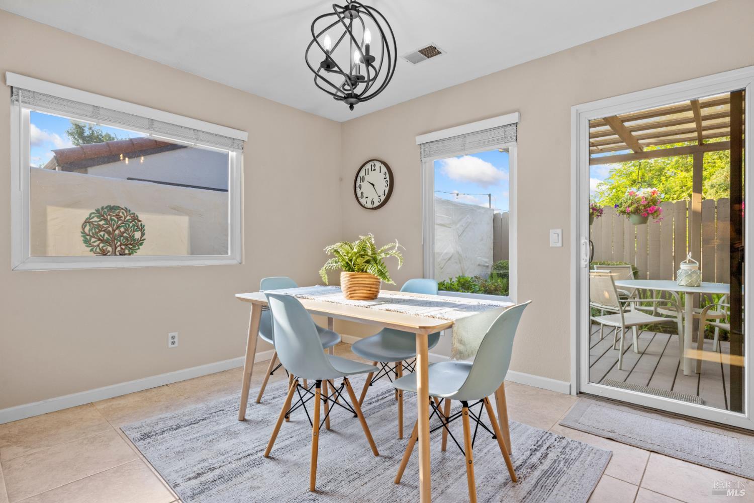 Detail Gallery Image 11 of 42 For 706 Adobe Dr, Santa Rosa,  CA 95404 - 3 Beds | 2 Baths