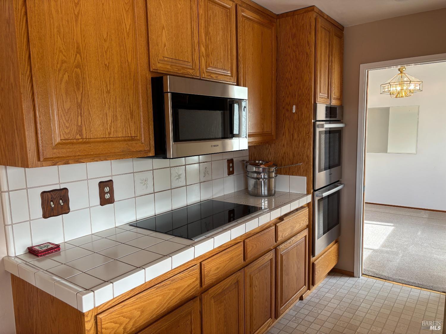 Detail Gallery Image 8 of 20 For 1688 Kearny Ct, Petaluma,  CA 94954 - 5 Beds | 2/1 Baths