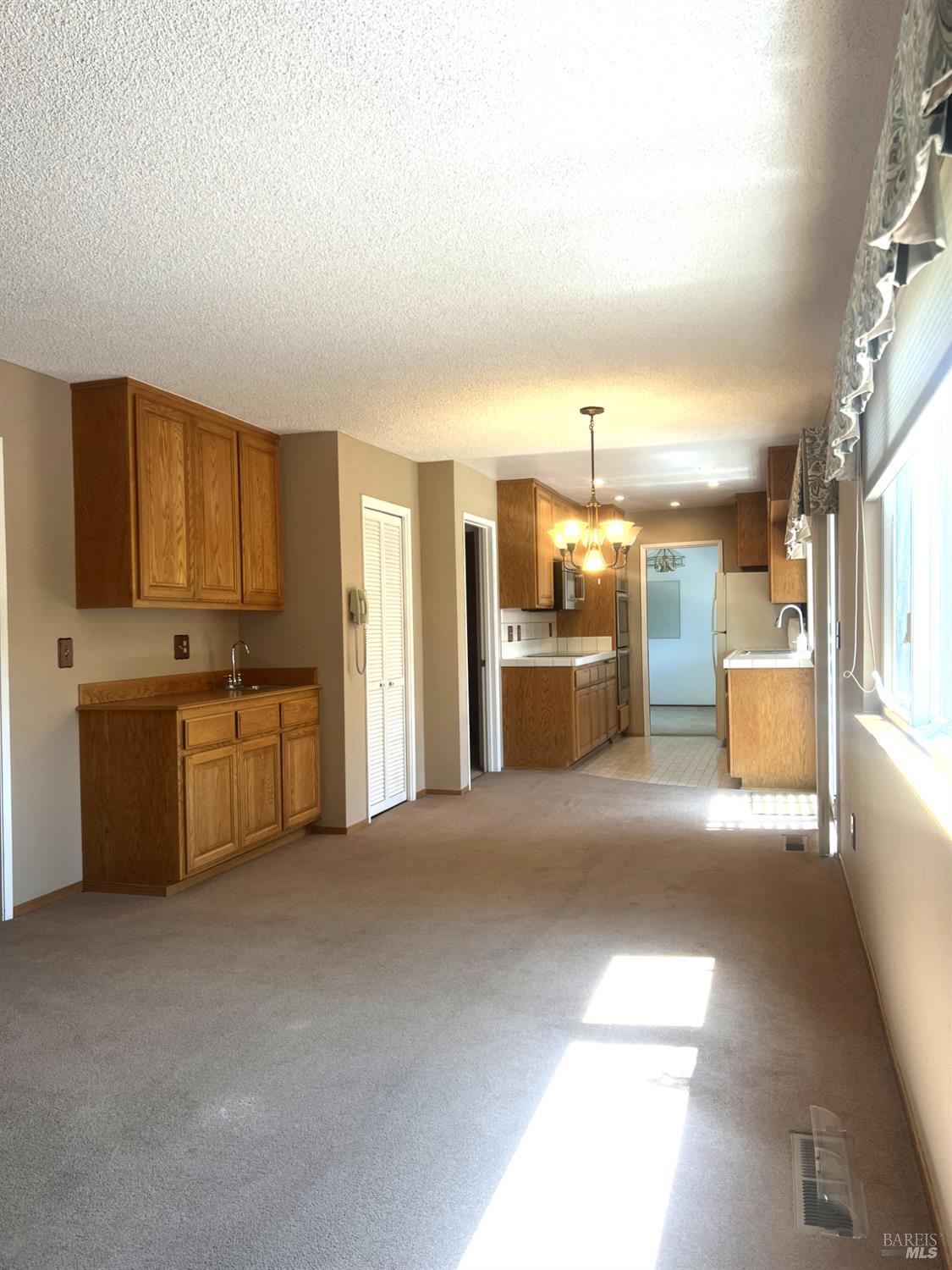 Detail Gallery Image 5 of 20 For 1688 Kearny Ct, Petaluma,  CA 94954 - 5 Beds | 2/1 Baths