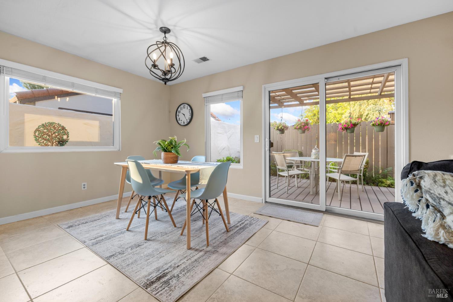 Detail Gallery Image 9 of 42 For 706 Adobe Dr, Santa Rosa,  CA 95404 - 3 Beds | 2 Baths