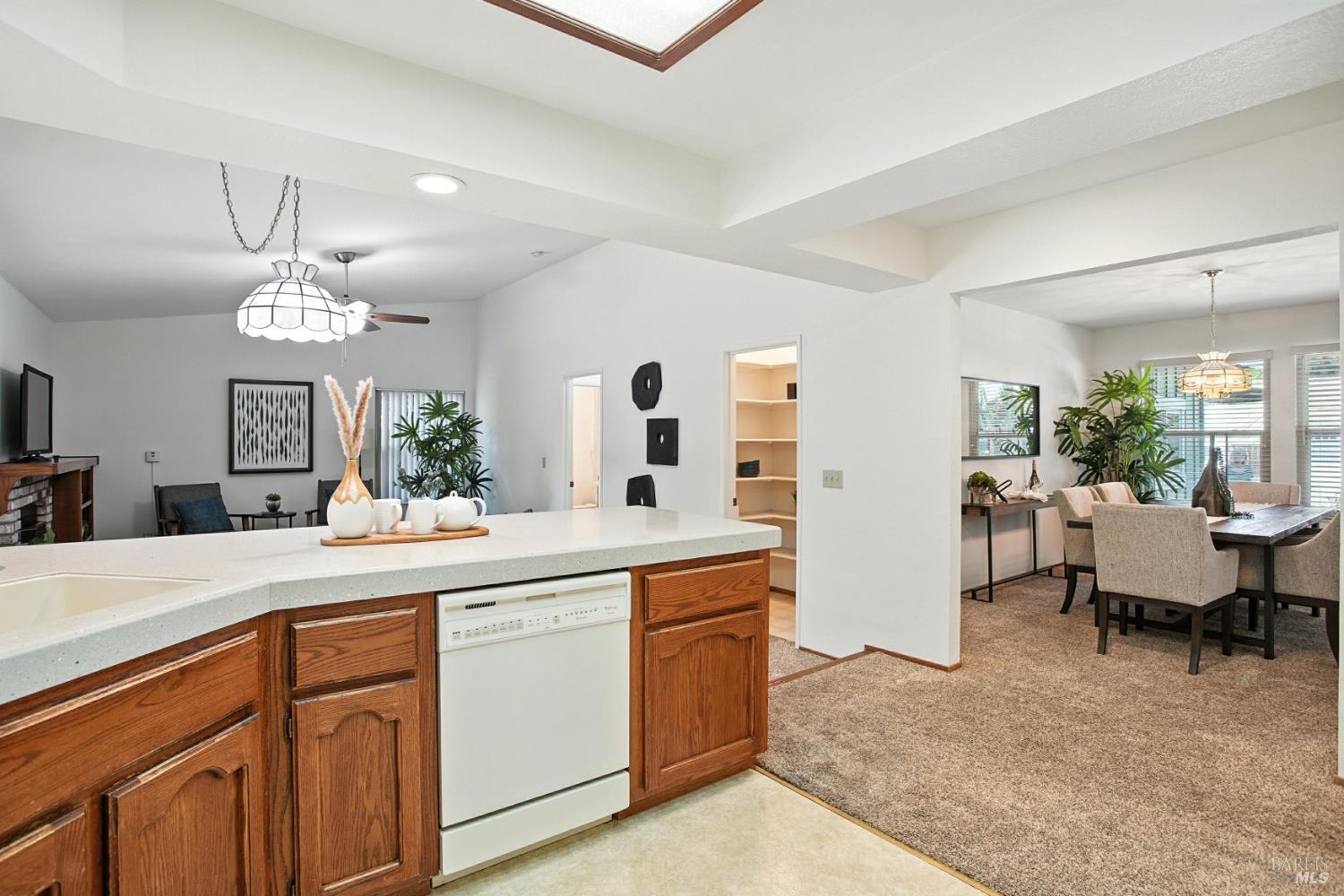 Detail Gallery Image 10 of 55 For 551 Stonewood Dr, Vacaville,  CA 95687 - 4 Beds | 2/1 Baths