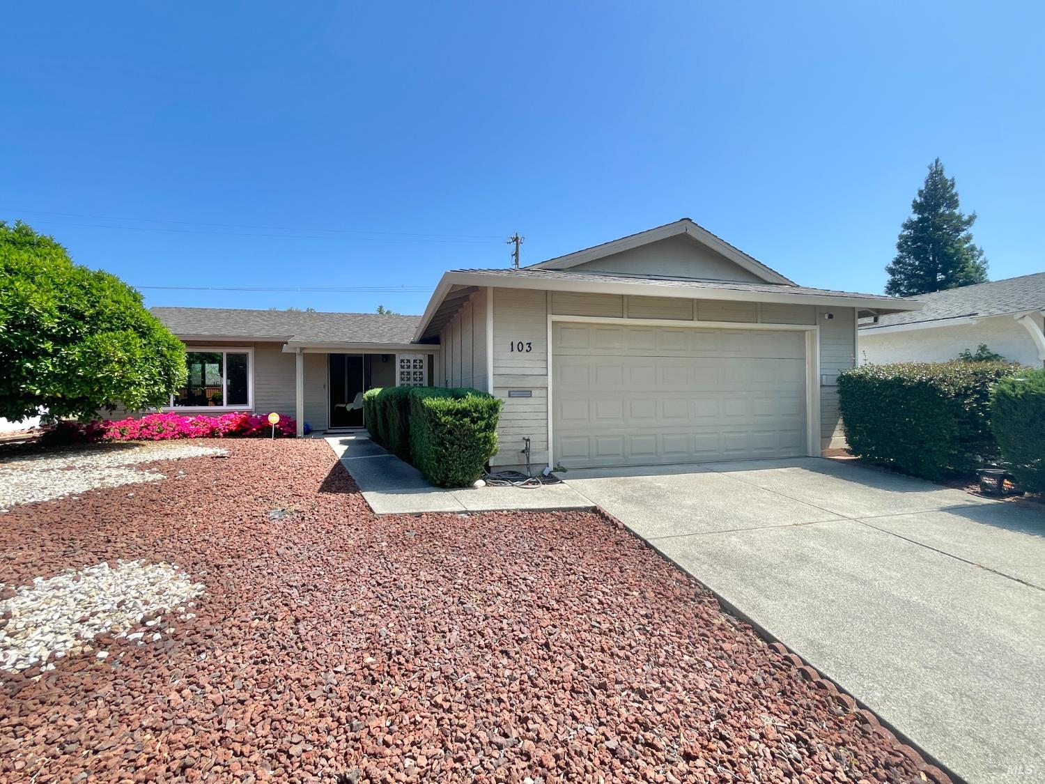 Detail Gallery Image 2 of 30 For 103 Olympic Cir, Vacaville,  CA 95687 - 2 Beds | 2 Baths