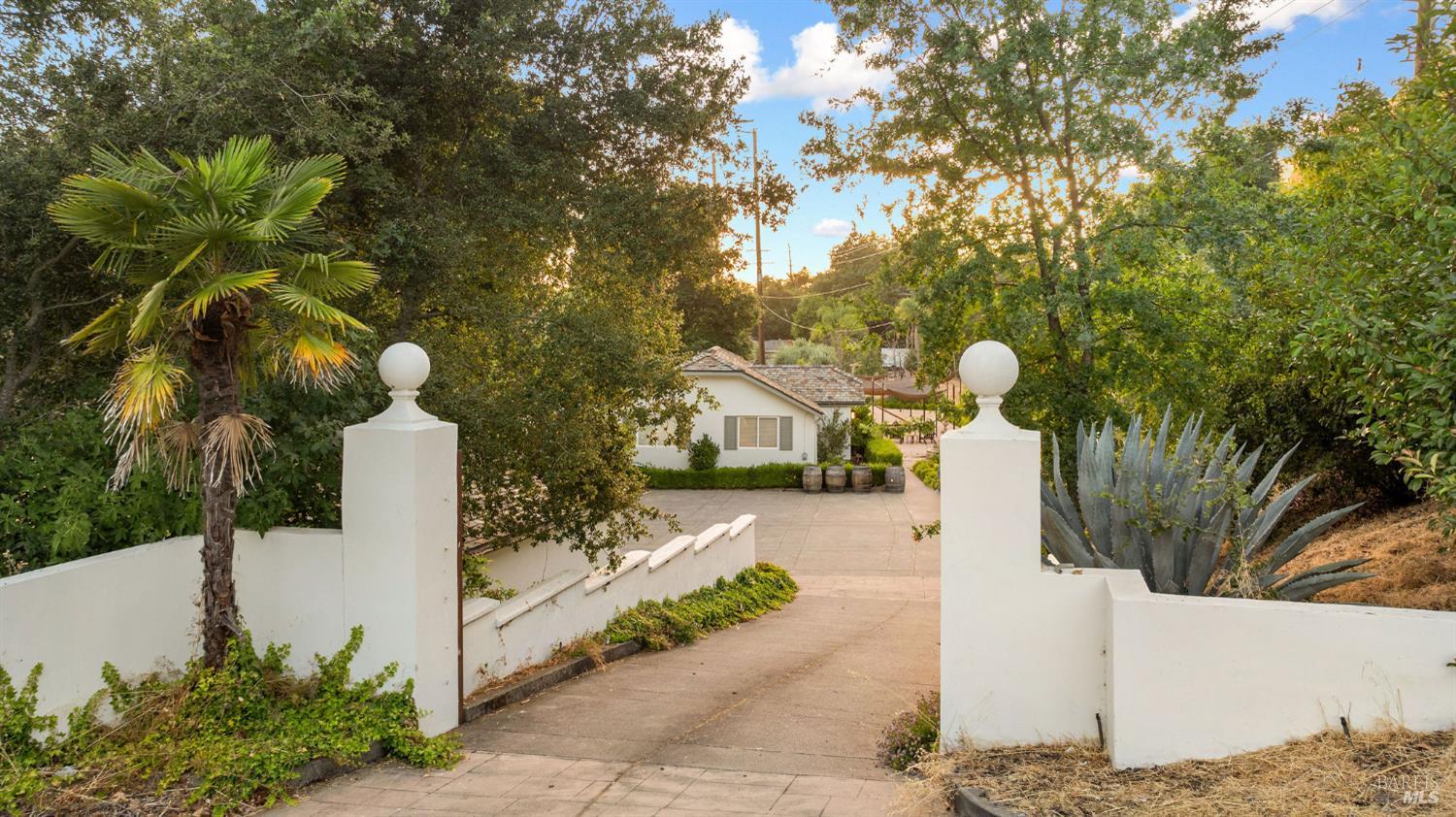 Detail Gallery Image 2 of 26 For 691 Silverado Trl, Saint Helena,  CA 94574 - 2 Beds | 2 Baths