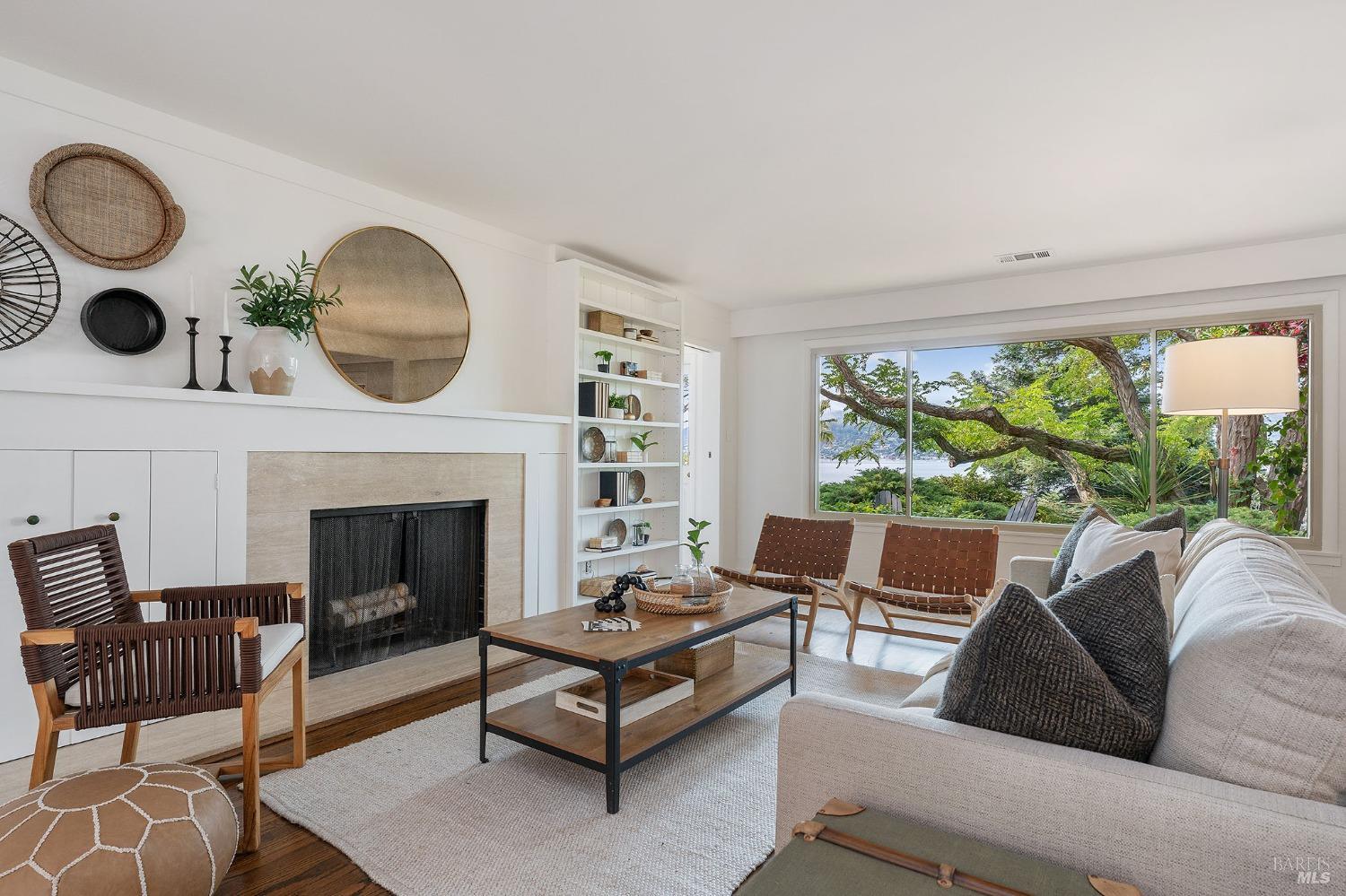 Detail Gallery Image 2 of 24 For 765 Tiburon Blvd, Tiburon,  CA 94920 - 3 Beds | 2/2 Baths