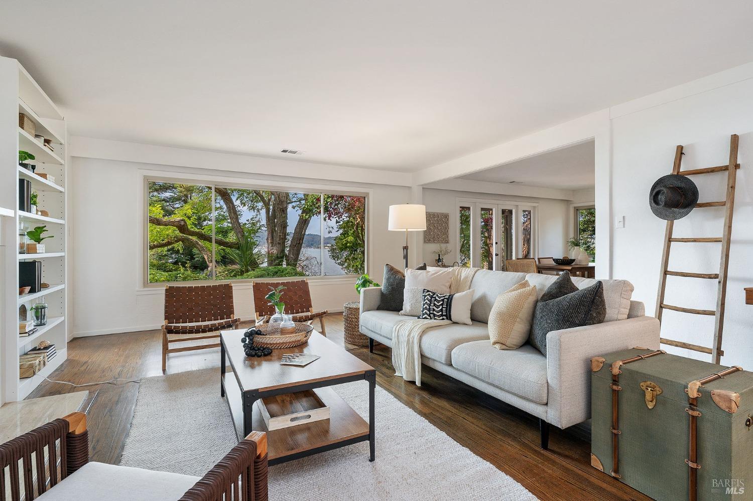 Detail Gallery Image 3 of 24 For 765 Tiburon Blvd, Tiburon,  CA 94920 - 3 Beds | 2/2 Baths