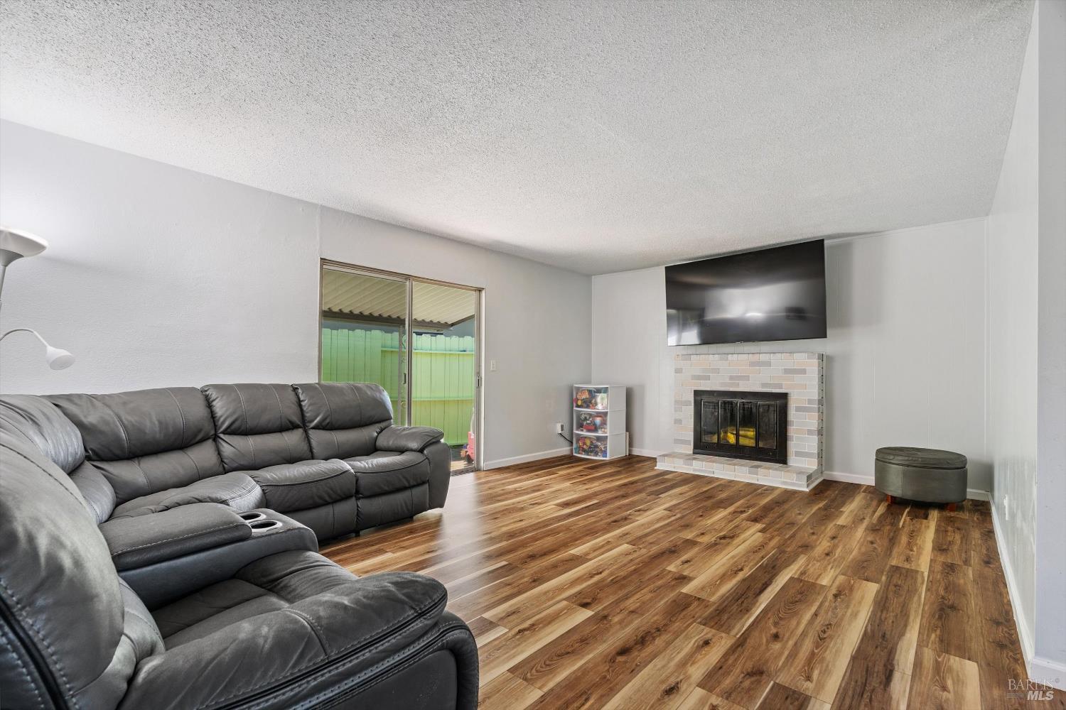 Detail Gallery Image 7 of 28 For 7083 Almond St, Rohnert Park,  CA 94928 - 3 Beds | 2 Baths