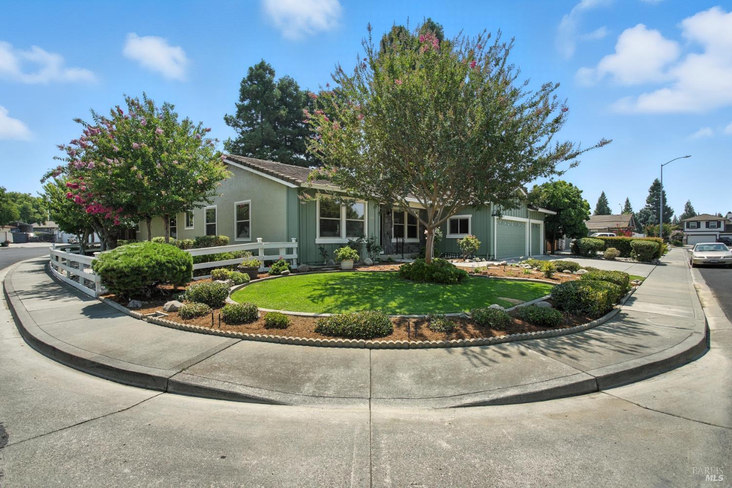 Detail Gallery Image 2 of 55 For 551 Stonewood Dr, Vacaville,  CA 95687 - 4 Beds | 2/1 Baths