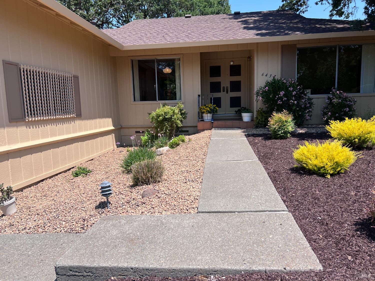 Detail Gallery Image 3 of 16 For 6437 Meadowridge Dr, Santa Rosa,  CA 95409 - 2 Beds | 2 Baths