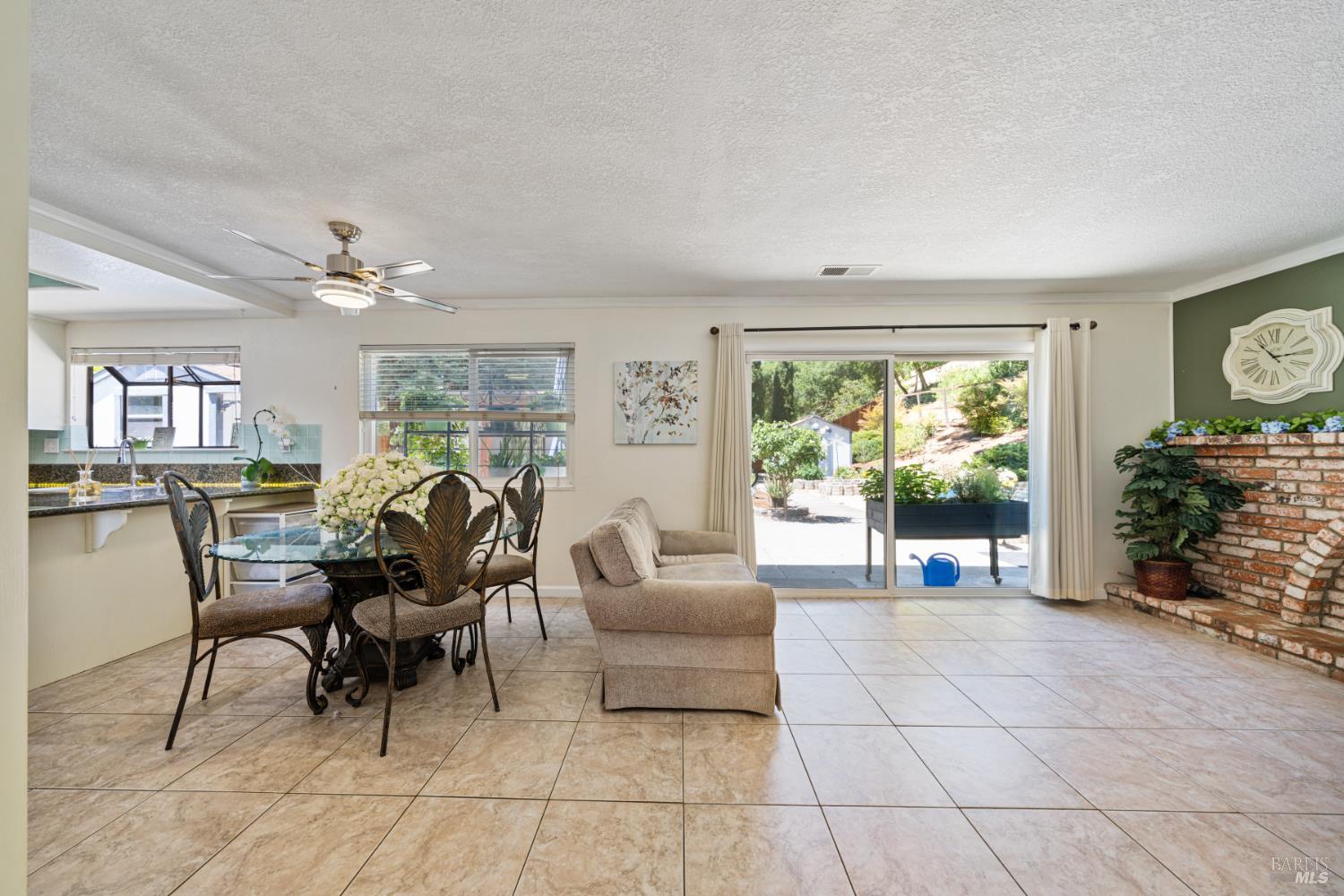 Detail Gallery Image 14 of 52 For 124 Hydrangea Ct, Vallejo,  CA 94591 - 4 Beds | 2/1 Baths