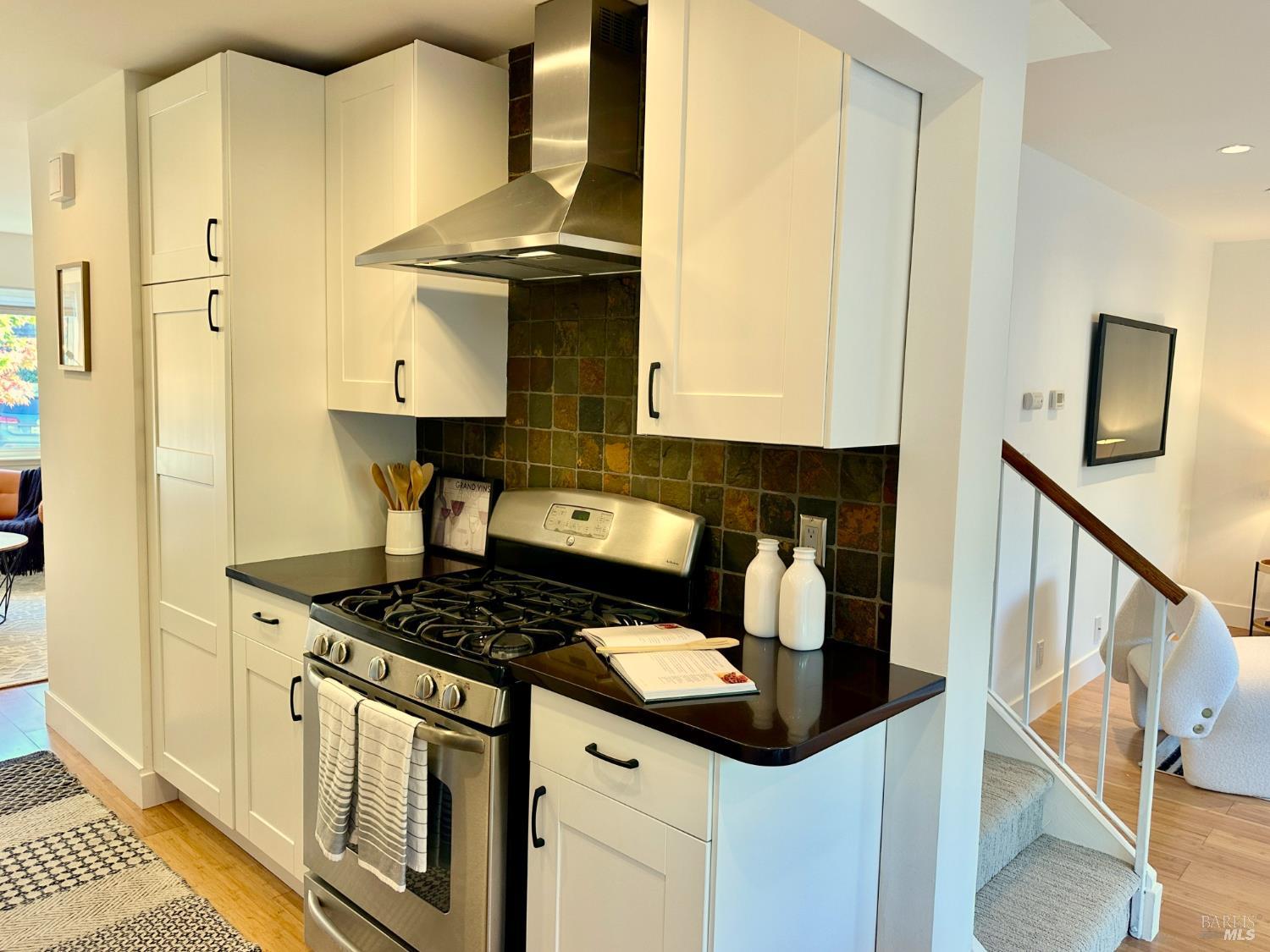 Detail Gallery Image 8 of 67 For 89 Mariner Green Dr, Corte Madera,  CA 94925 - 4 Beds | 2/1 Baths