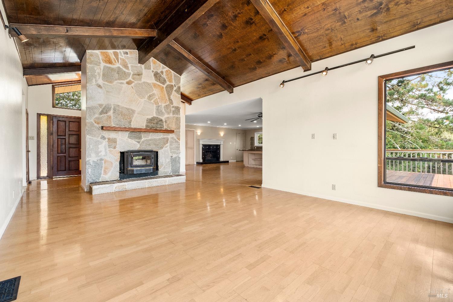 Detail Gallery Image 9 of 22 For 607 Bugeia Ln, Novato,  CA 94945 - 5 Beds | 3 Baths