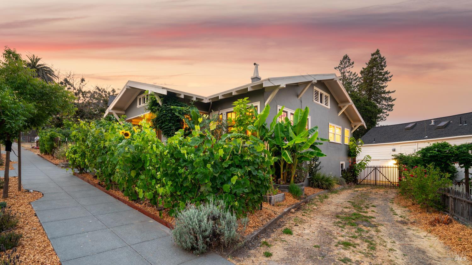 Detail Gallery Image 4 of 64 For 306 Howard St, Petaluma,  CA 94952 - 2 Beds | 1/1 Baths