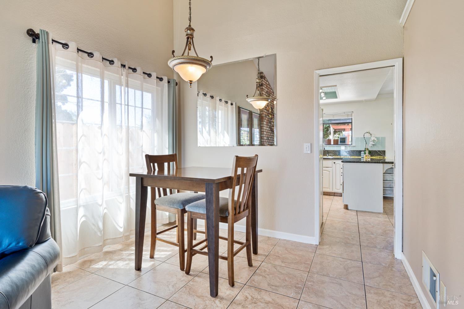 Detail Gallery Image 7 of 52 For 124 Hydrangea Ct, Vallejo,  CA 94591 - 4 Beds | 2/1 Baths