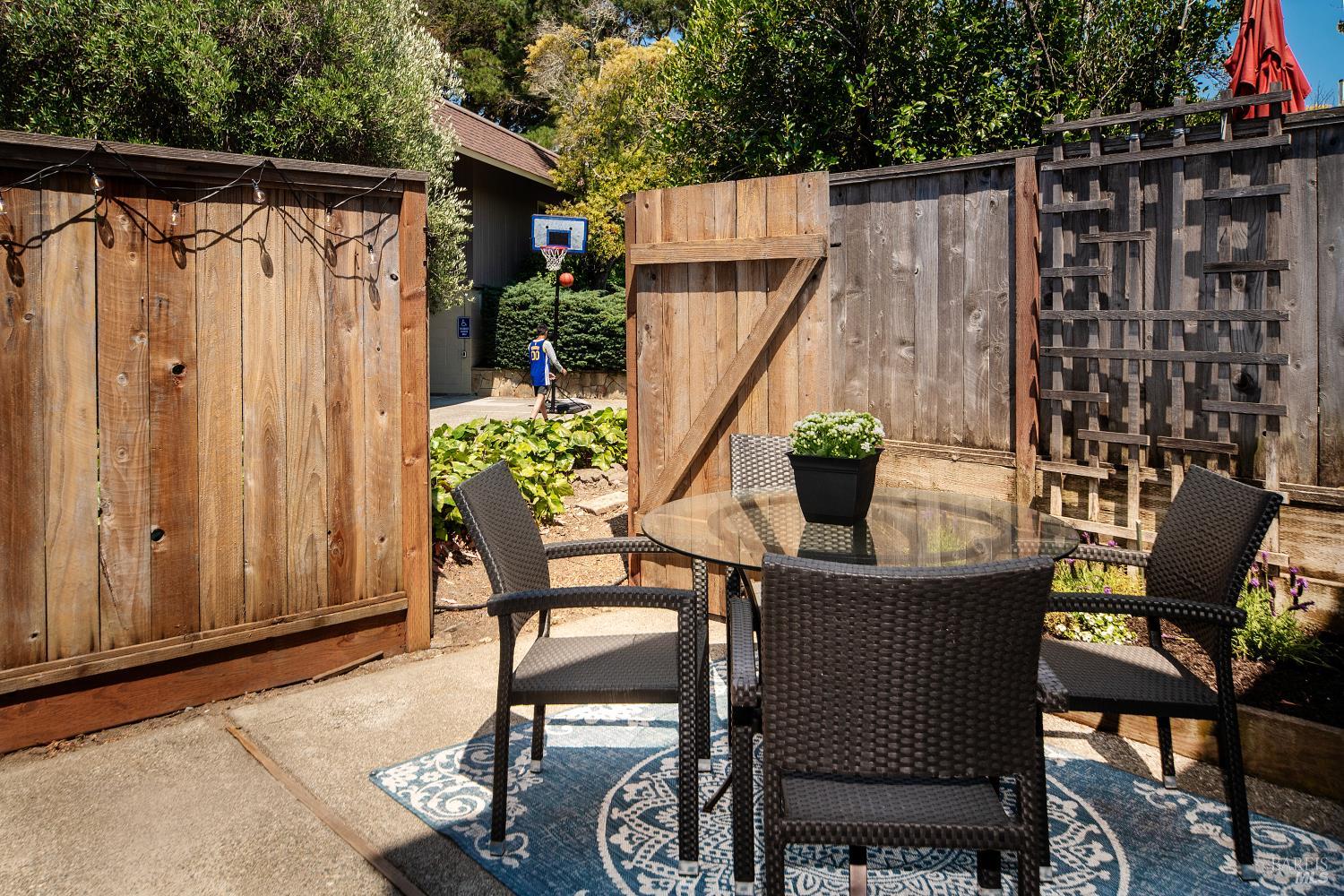 Detail Gallery Image 15 of 67 For 89 Mariner Green Dr, Corte Madera,  CA 94925 - 4 Beds | 2/1 Baths