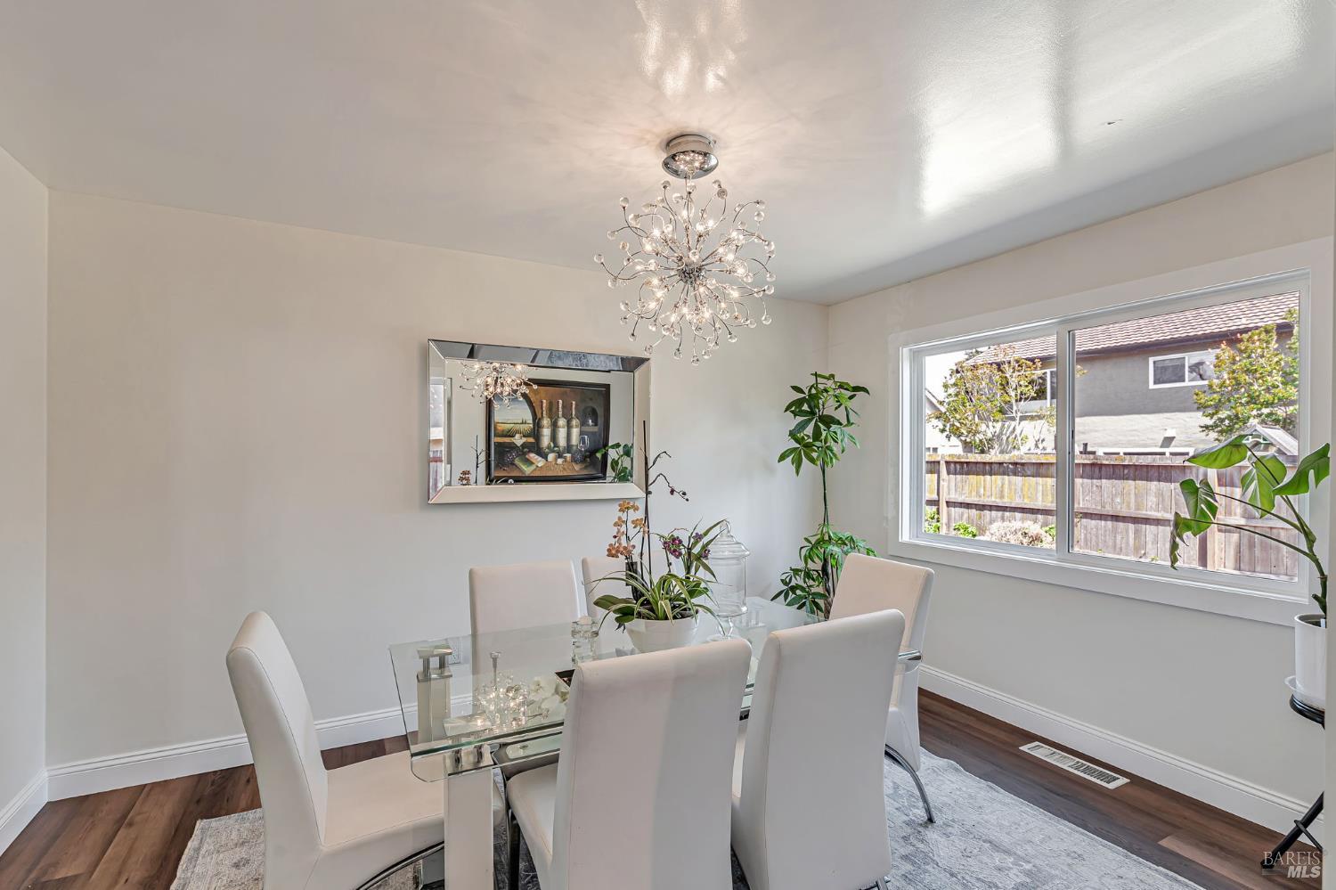 Detail Gallery Image 14 of 40 For 1704 Granada Ct, Petaluma,  CA 94954 - 5 Beds | 2/1 Baths