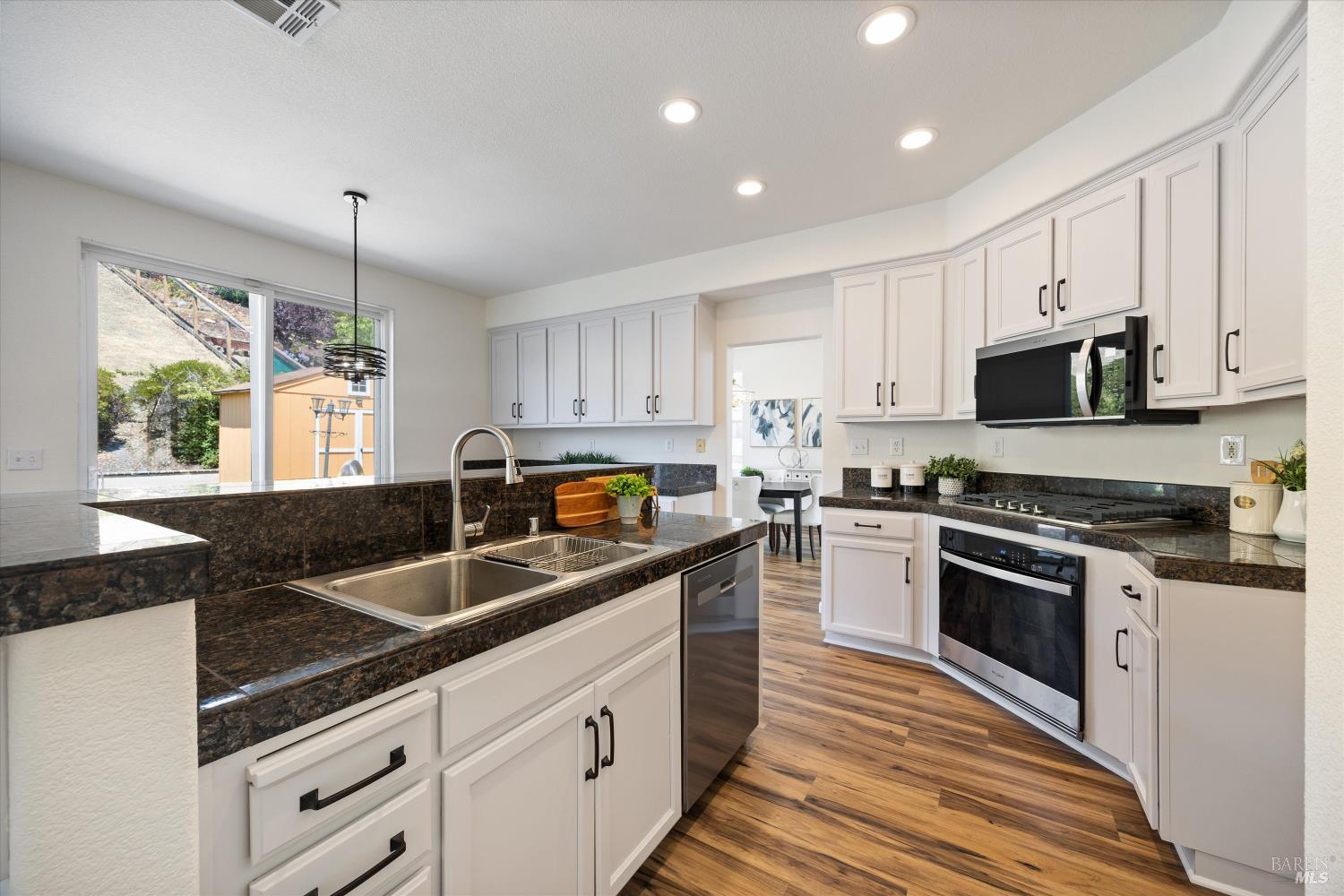 Detail Gallery Image 12 of 56 For 6243 Pebble Beach Dr, Vallejo,  CA 94591 - 4 Beds | 3 Baths