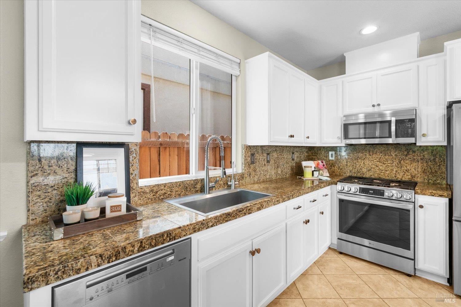Detail Gallery Image 13 of 34 For 621 Greentree Cir, Fairfield,  CA 94534 - 3 Beds | 2/1 Baths