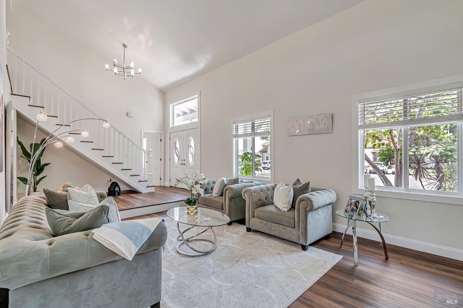 Detail Gallery Image 5 of 40 For 1704 Granada Ct, Petaluma,  CA 94954 - 5 Beds | 2/1 Baths