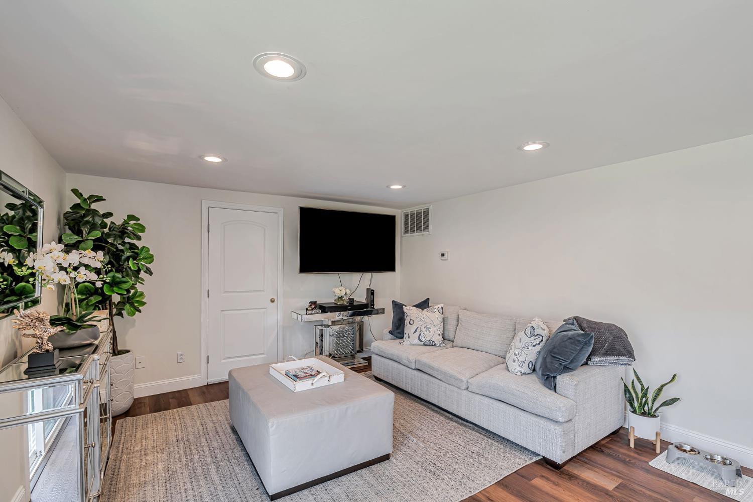 Detail Gallery Image 7 of 40 For 1704 Granada Ct, Petaluma,  CA 94954 - 5 Beds | 2/1 Baths