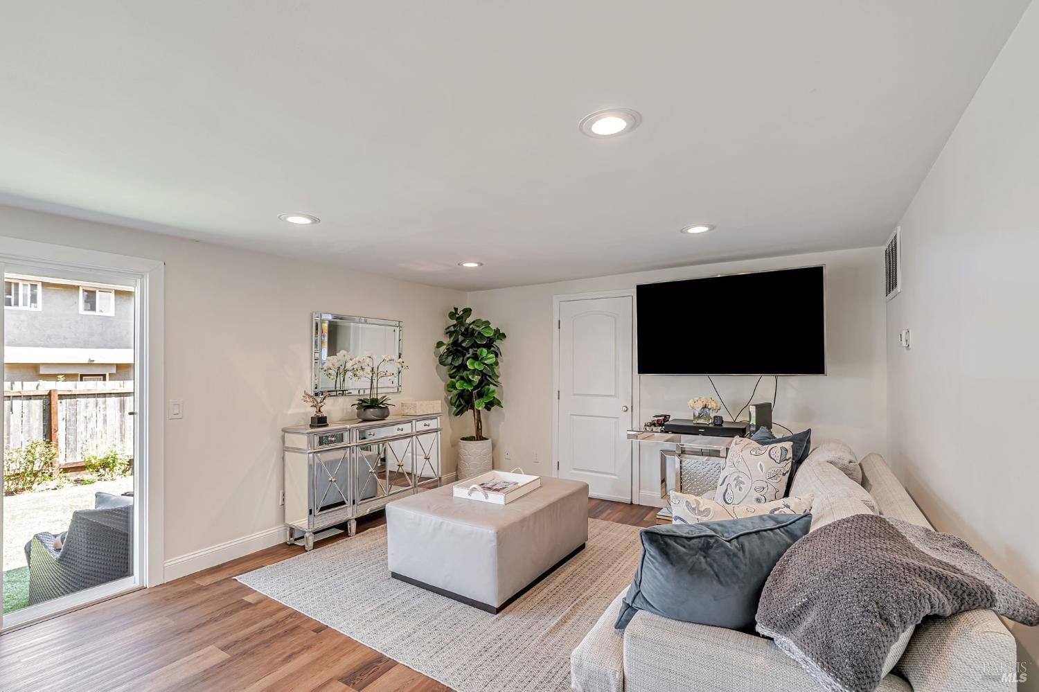 Detail Gallery Image 8 of 40 For 1704 Granada Ct, Petaluma,  CA 94954 - 5 Beds | 2/1 Baths