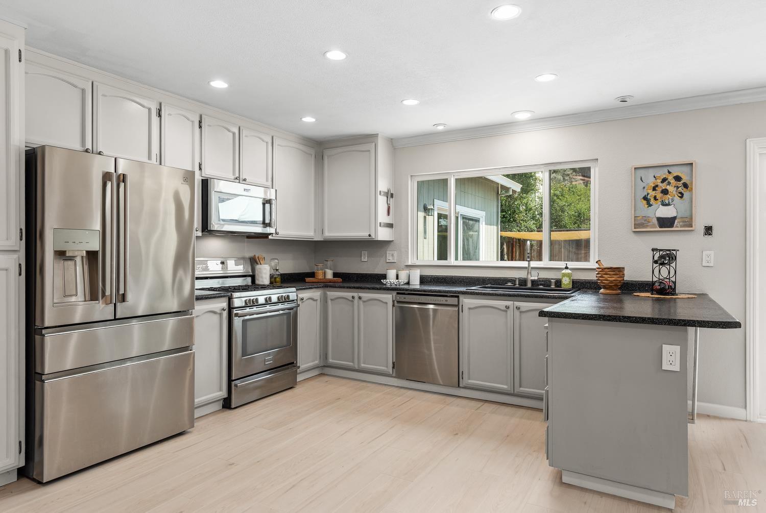 Detail Gallery Image 7 of 26 For 5330 Arnica Way, Santa Rosa,  CA 95403 - 4 Beds | 2 Baths