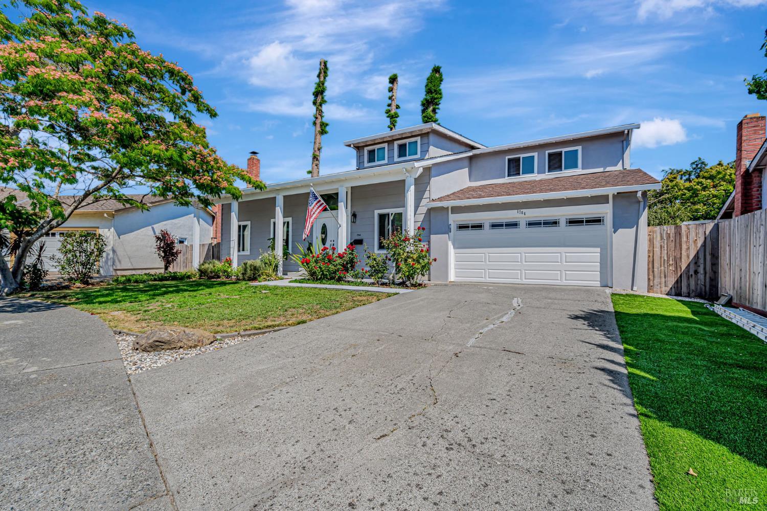 Detail Gallery Image 2 of 40 For 1704 Granada Ct, Petaluma,  CA 94954 - 5 Beds | 2/1 Baths