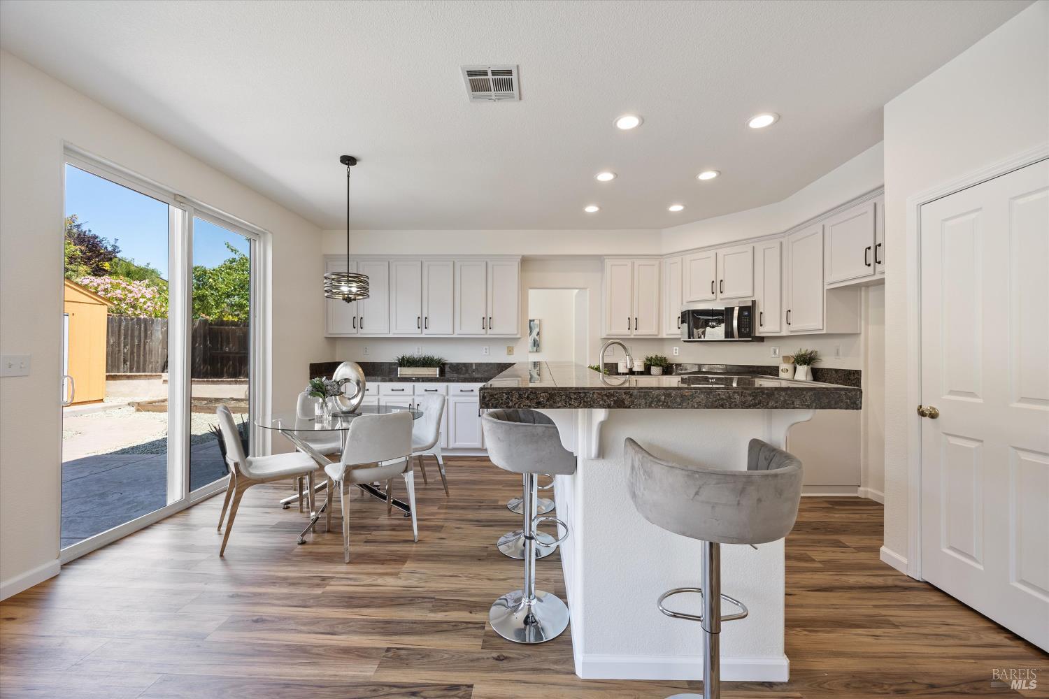 Detail Gallery Image 11 of 56 For 6243 Pebble Beach Dr, Vallejo,  CA 94591 - 4 Beds | 3 Baths