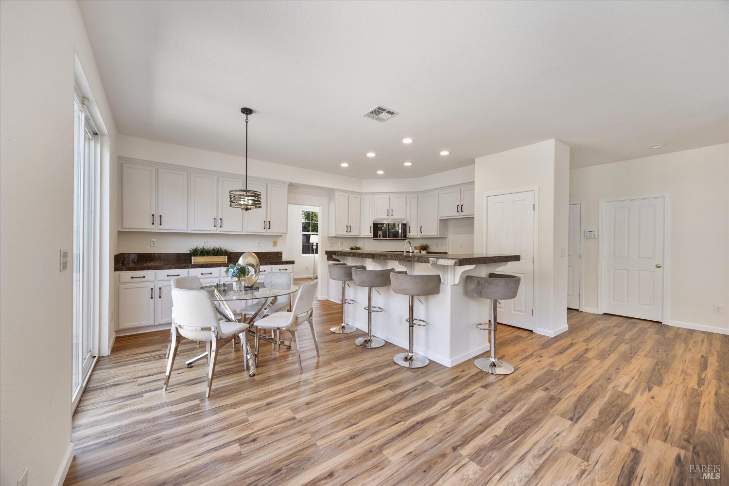 Detail Gallery Image 10 of 56 For 6243 Pebble Beach Dr, Vallejo,  CA 94591 - 4 Beds | 3 Baths