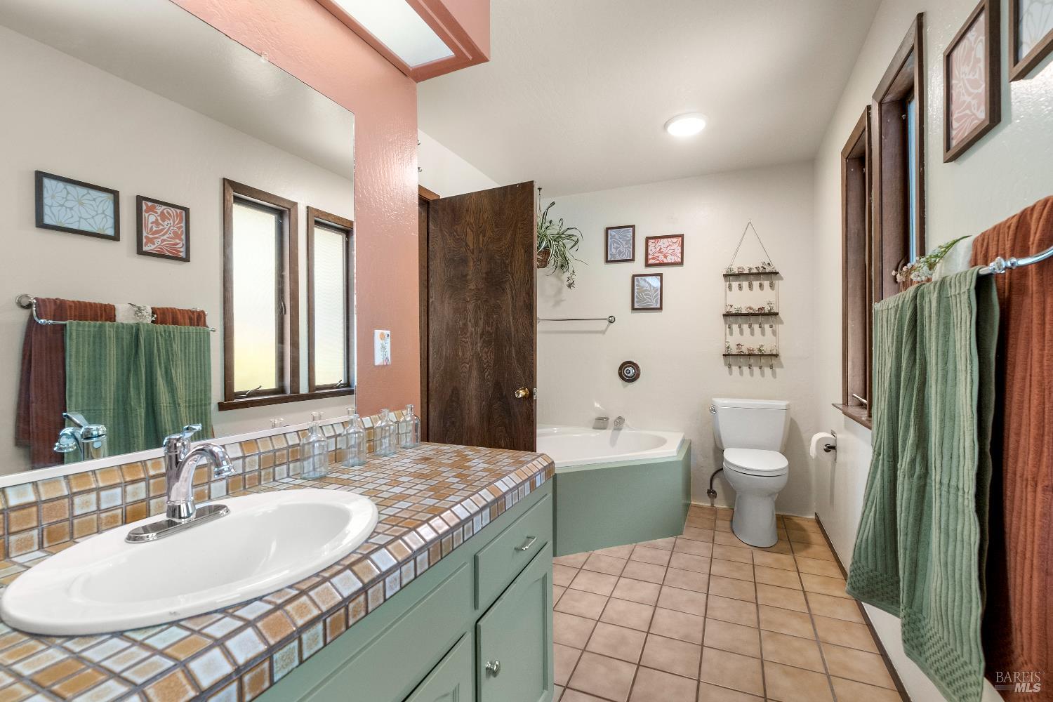 Detail Gallery Image 14 of 22 For 607 Bugeia Ln, Novato,  CA 94945 - 5 Beds | 3 Baths