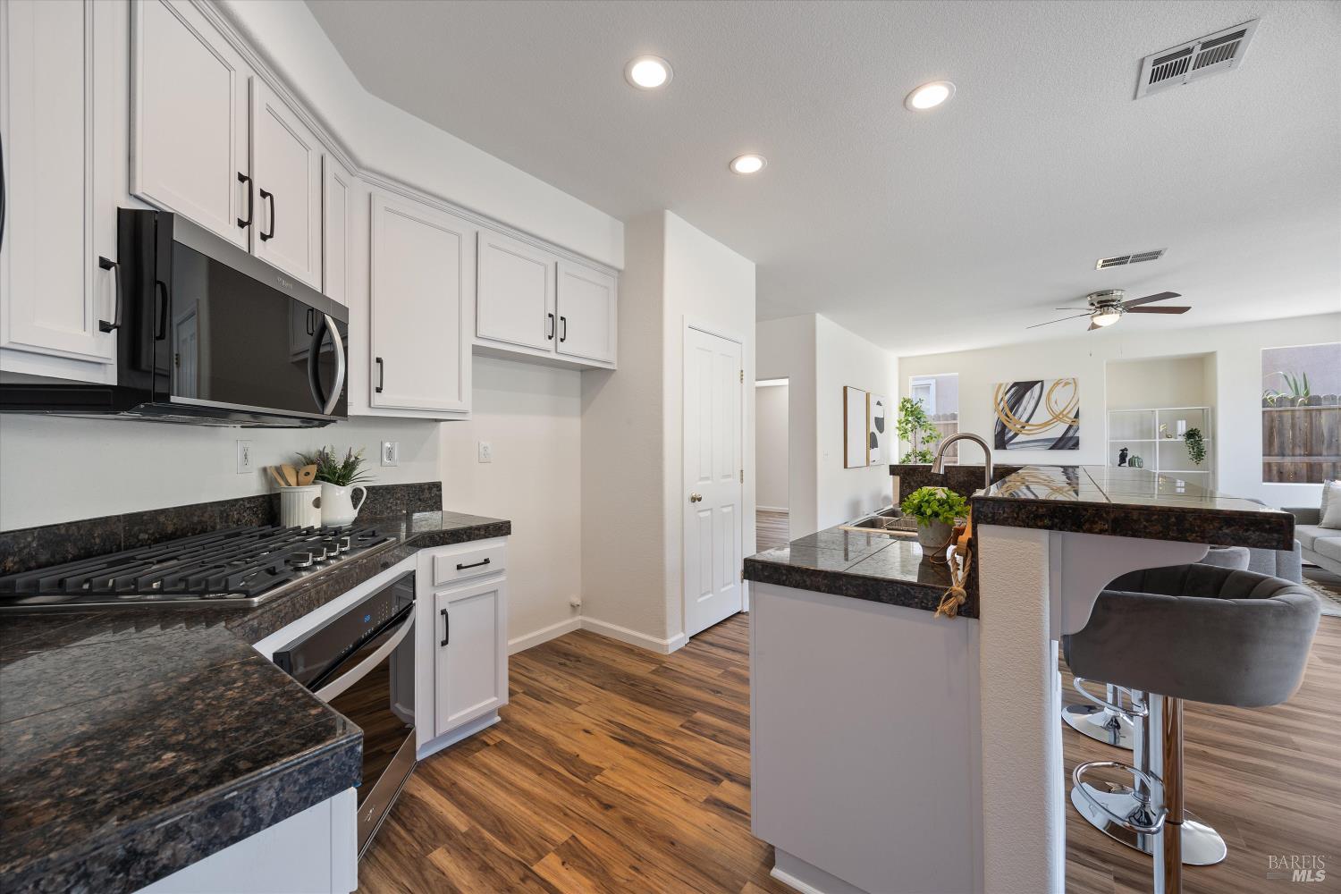 Detail Gallery Image 14 of 56 For 6243 Pebble Beach Dr, Vallejo,  CA 94591 - 4 Beds | 3 Baths