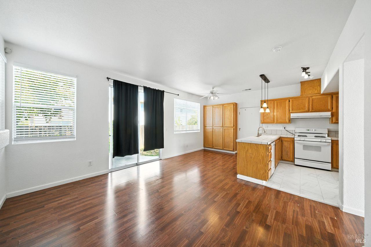 Detail Gallery Image 6 of 22 For 2335 Turquoise Way, Santa Rosa,  CA 95404 - 4 Beds | 2/1 Baths