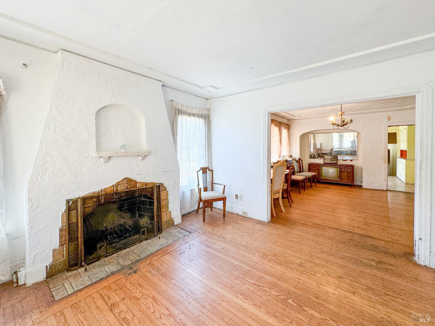 Detail Gallery Image 4 of 31 For 2901 Seminary Ave, Oakland,  CA 94605 - 4 Beds | 1/1 Baths