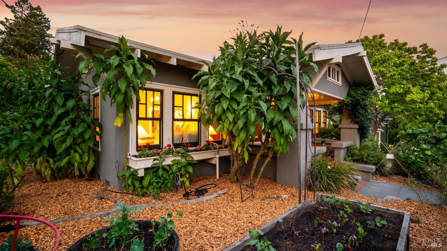 Detail Gallery Image 3 of 64 For 306 Howard St, Petaluma,  CA 94952 - 2 Beds | 1/1 Baths