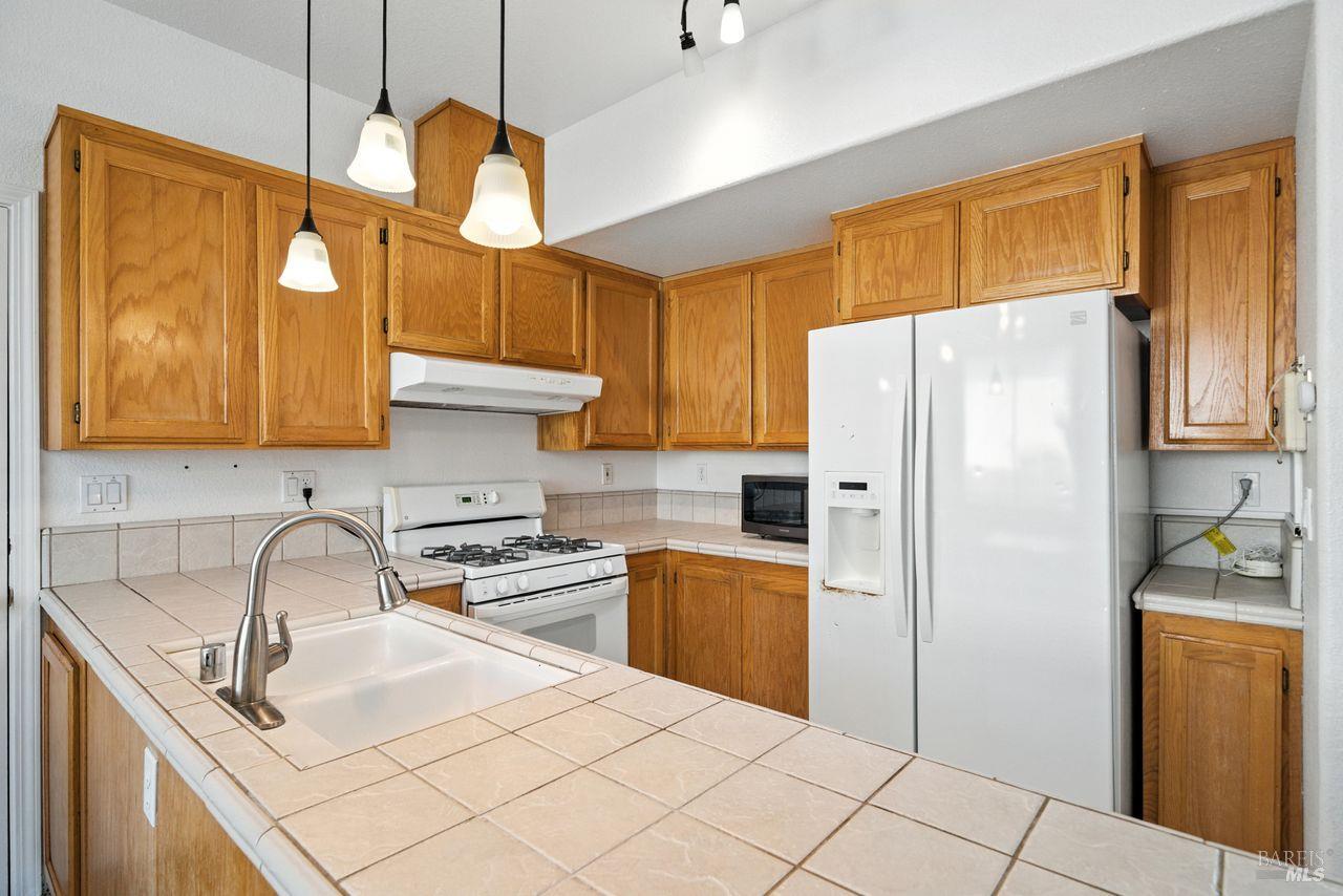 Detail Gallery Image 10 of 22 For 2335 Turquoise Way, Santa Rosa,  CA 95404 - 4 Beds | 2/1 Baths