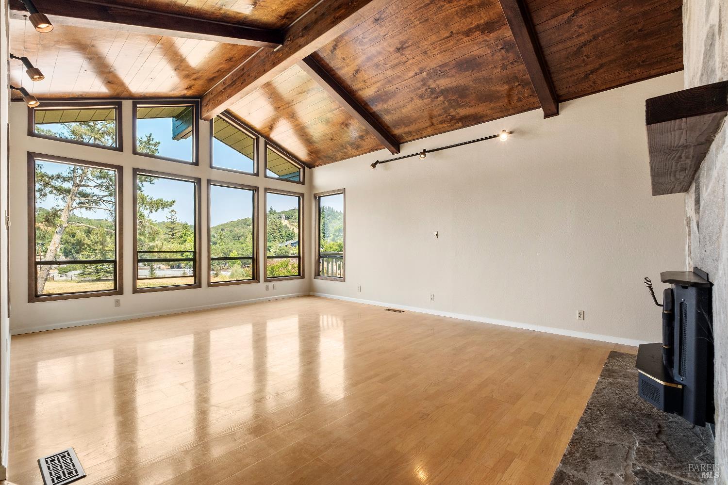 Detail Gallery Image 10 of 22 For 607 Bugeia Ln, Novato,  CA 94945 - 5 Beds | 3 Baths
