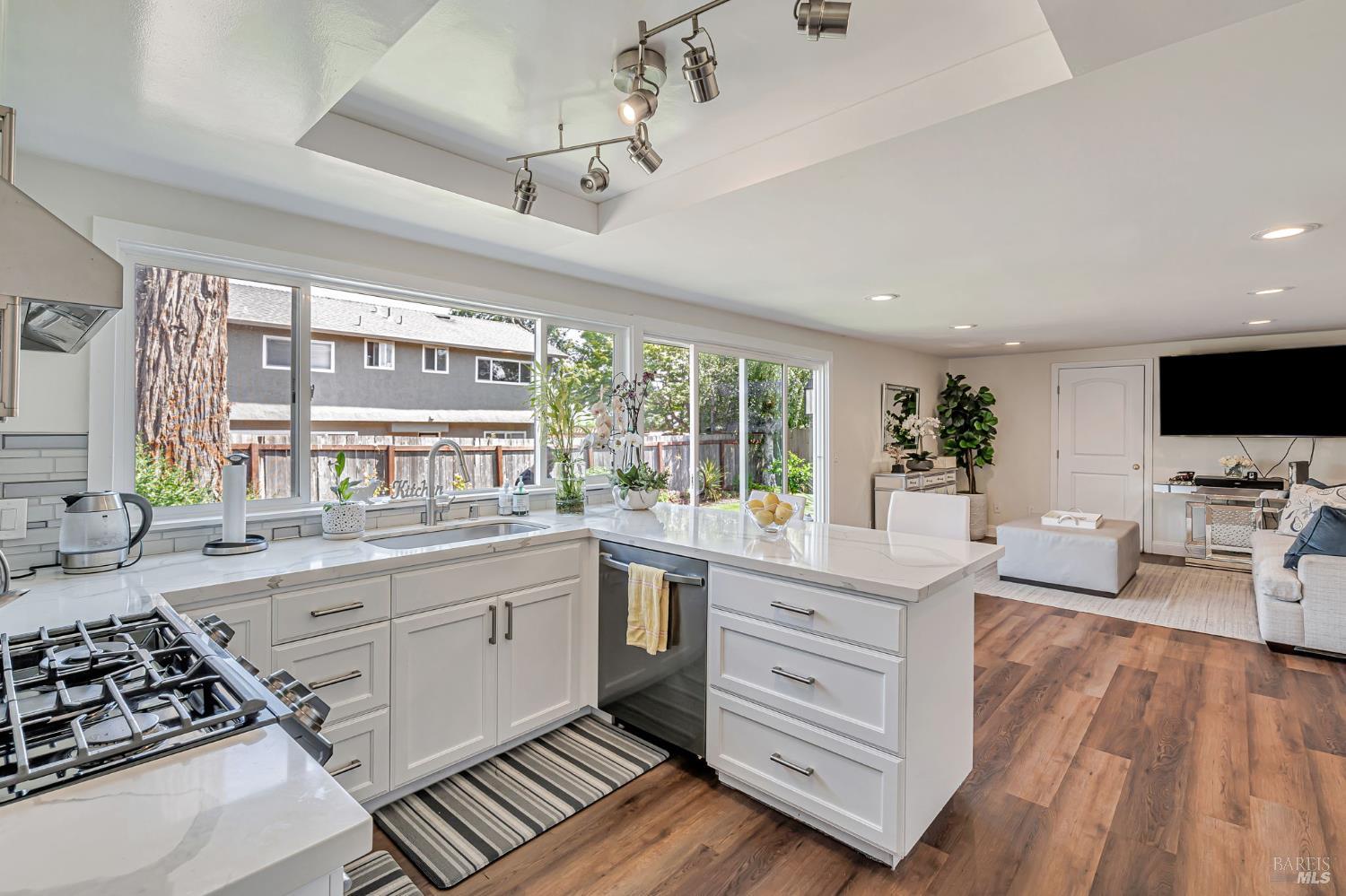 Detail Gallery Image 10 of 40 For 1704 Granada Ct, Petaluma,  CA 94954 - 5 Beds | 2/1 Baths