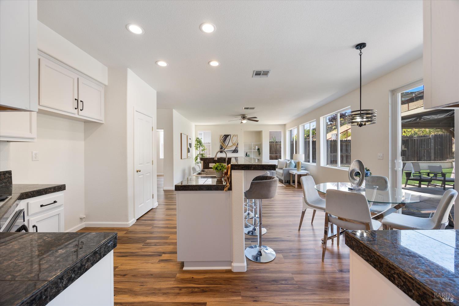 Detail Gallery Image 9 of 56 For 6243 Pebble Beach Dr, Vallejo,  CA 94591 - 4 Beds | 3 Baths