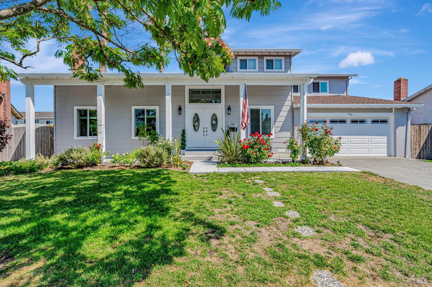 Detail Gallery Image 1 of 40 For 1704 Granada Ct, Petaluma,  CA 94954 - 5 Beds | 2/1 Baths