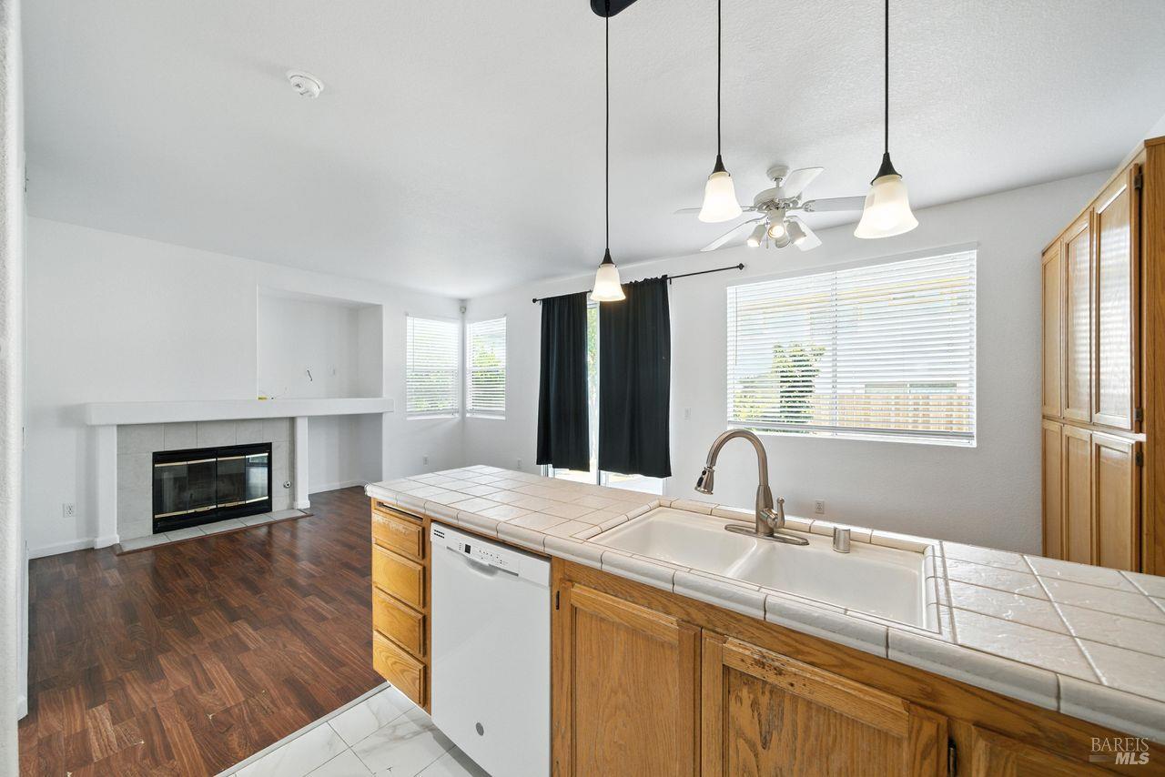 Detail Gallery Image 8 of 22 For 2335 Turquoise Way, Santa Rosa,  CA 95404 - 4 Beds | 2/1 Baths