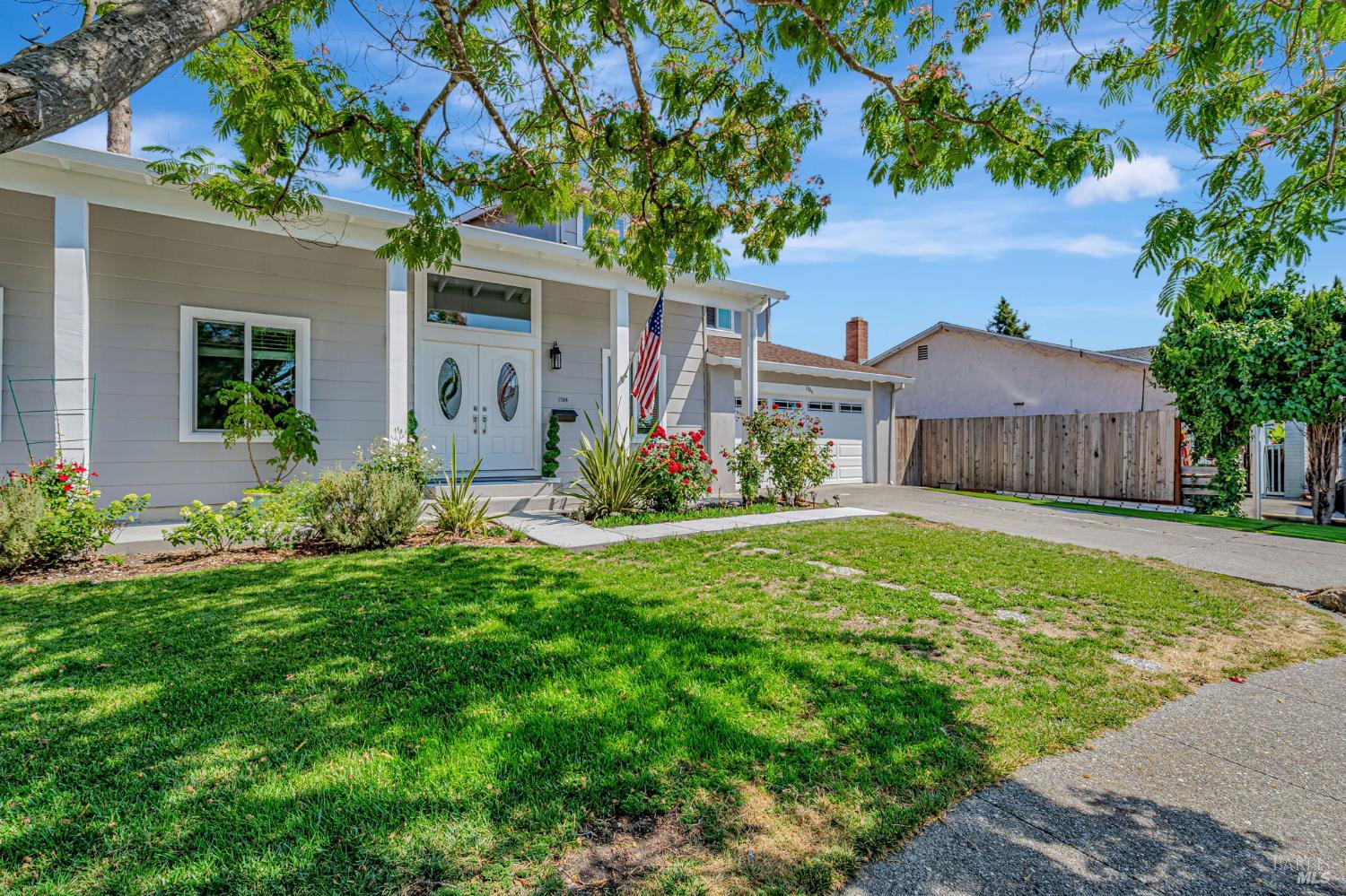 Detail Gallery Image 3 of 40 For 1704 Granada Ct, Petaluma,  CA 94954 - 5 Beds | 2/1 Baths