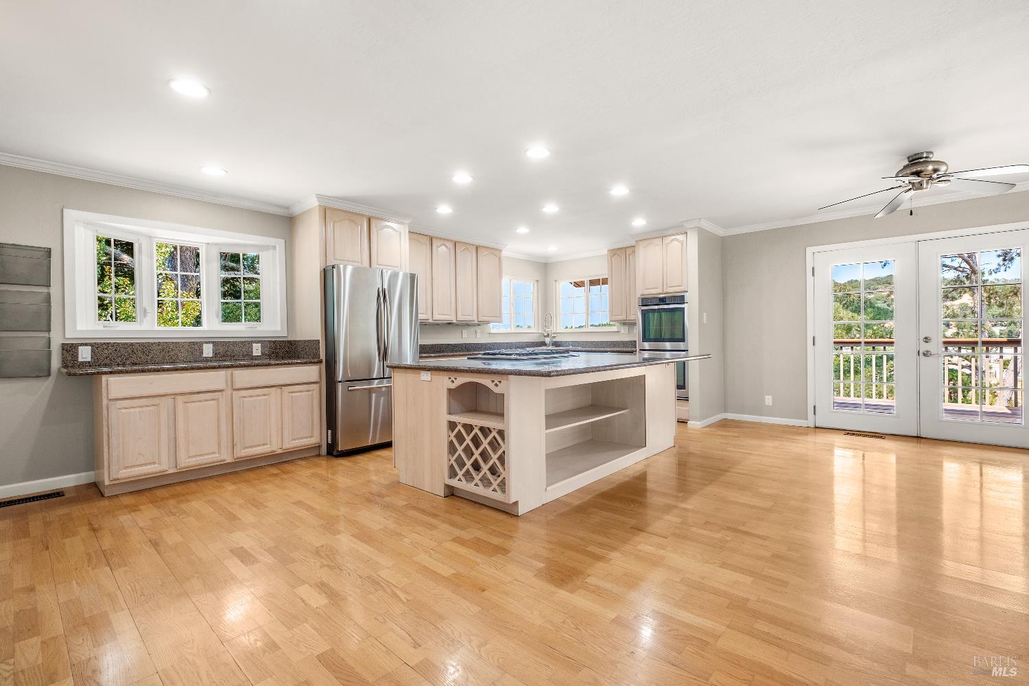 Detail Gallery Image 5 of 22 For 607 Bugeia Ln, Novato,  CA 94945 - 5 Beds | 3 Baths