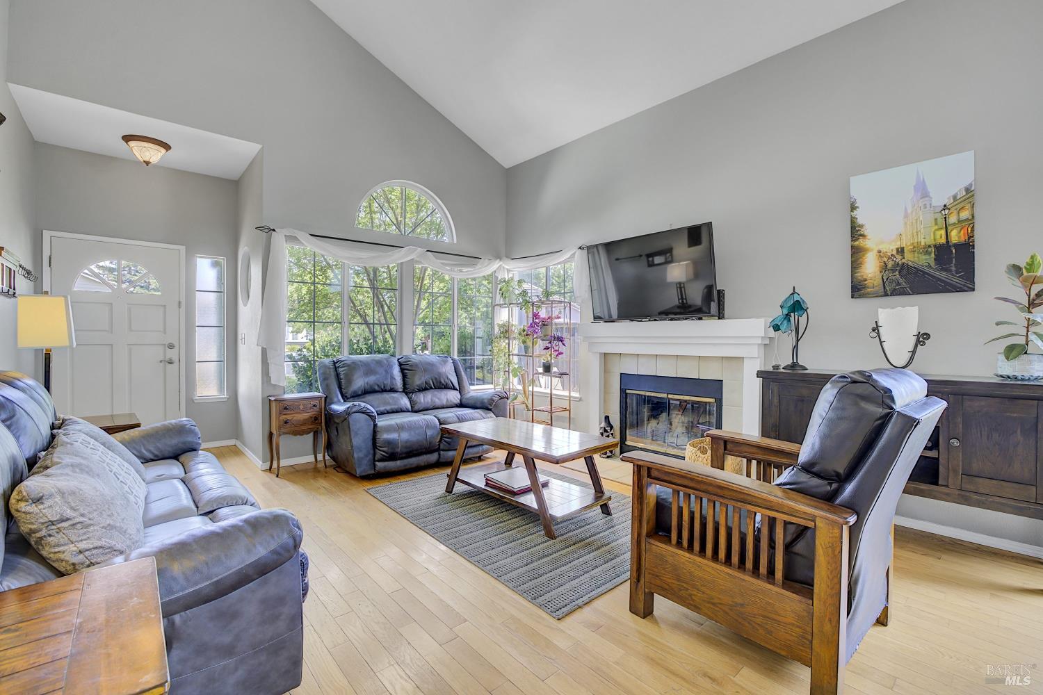 Detail Gallery Image 3 of 39 For 215 Flametree Cir, Windsor,  CA 95492 - 4 Beds | 3 Baths