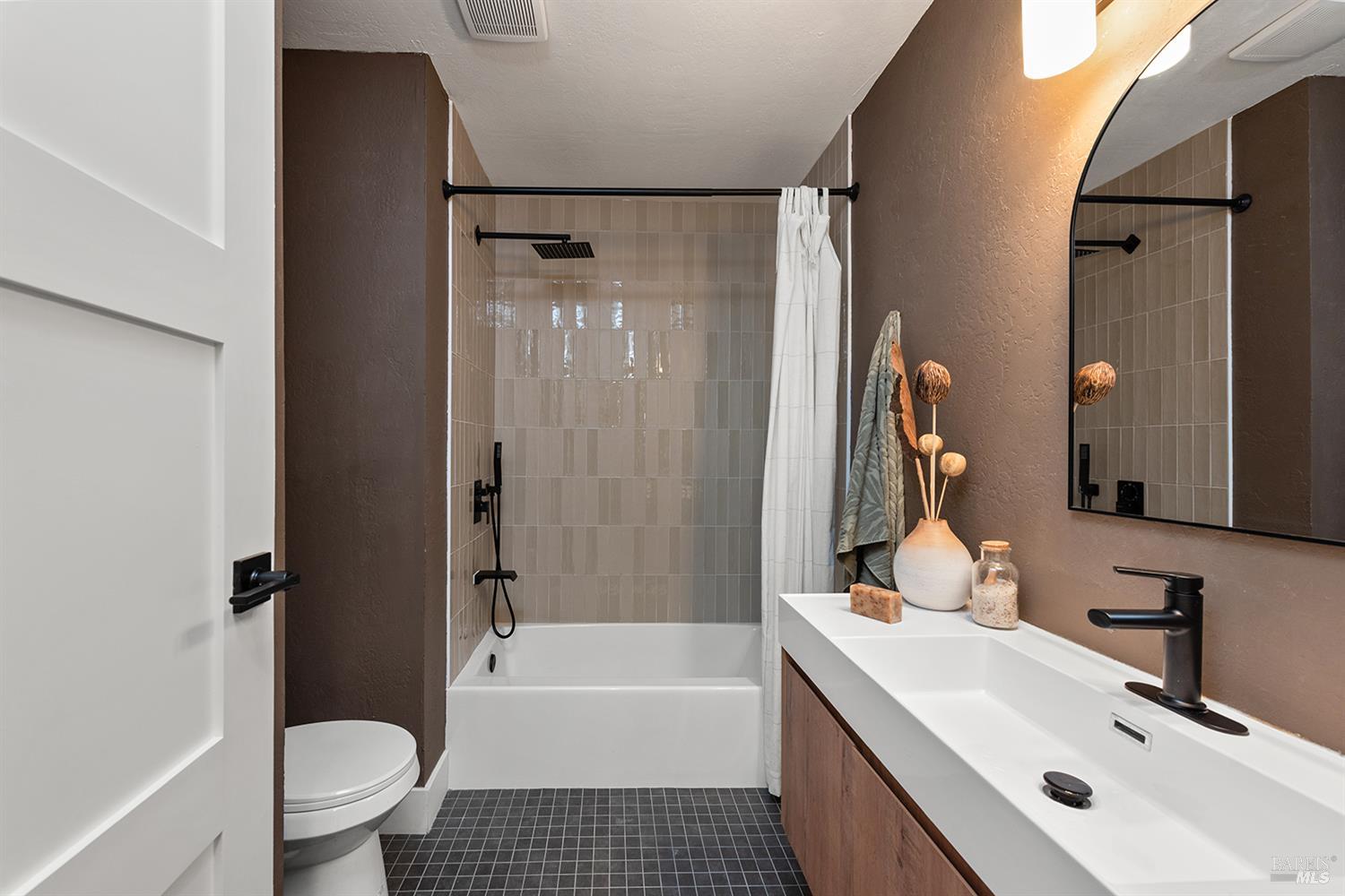 Detail Gallery Image 18 of 36 For 1044 W Mcnear Ave, Petaluma,  CA 94952 - 3 Beds | 2 Baths