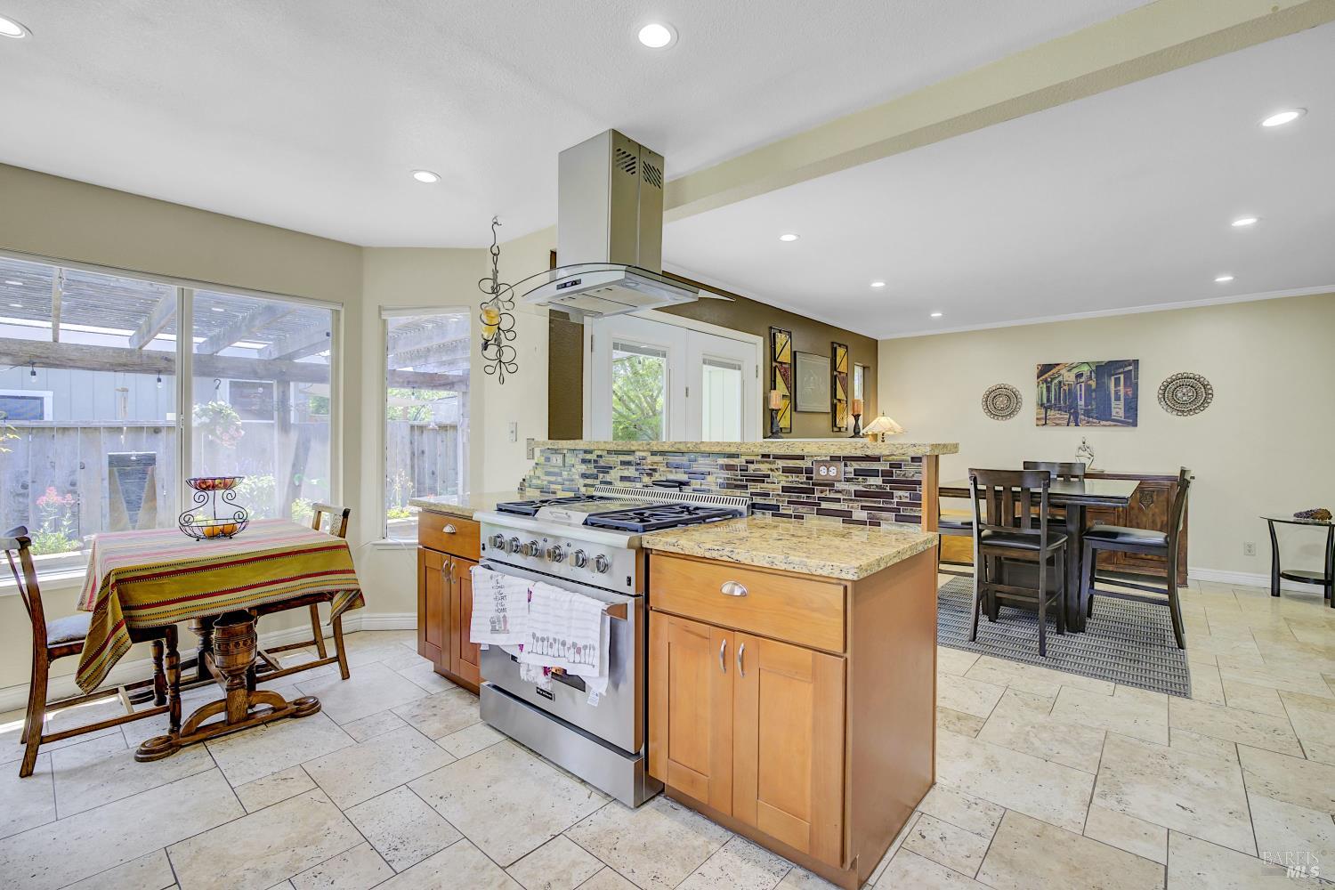 Detail Gallery Image 9 of 39 For 215 Flametree Cir, Windsor,  CA 95492 - 4 Beds | 3 Baths